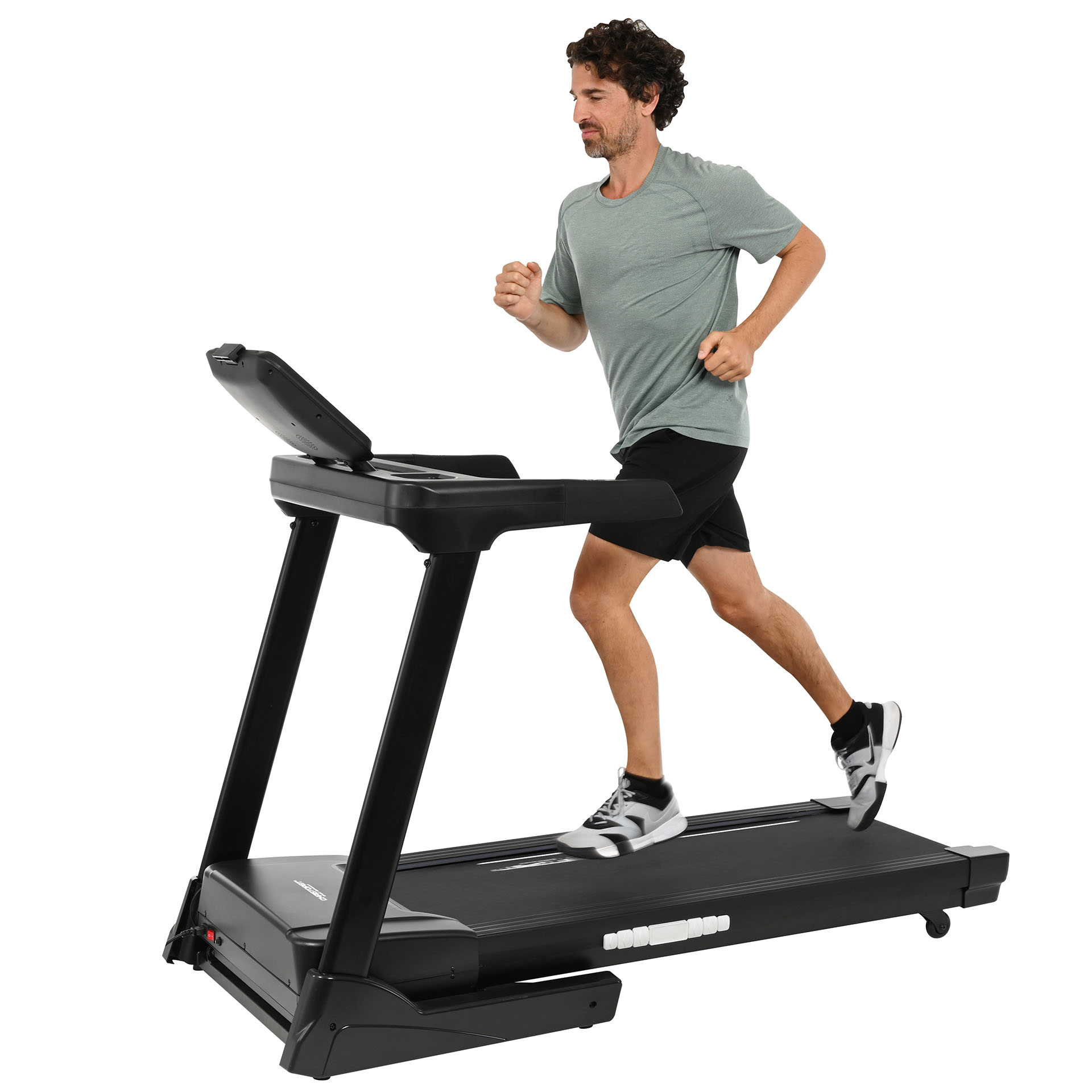Ein Mann läuft auf einem Laufband. Er trägt ein graues Hemd, schwarze Shorts und Turnschuhe. Das Laufband ist schwarz.