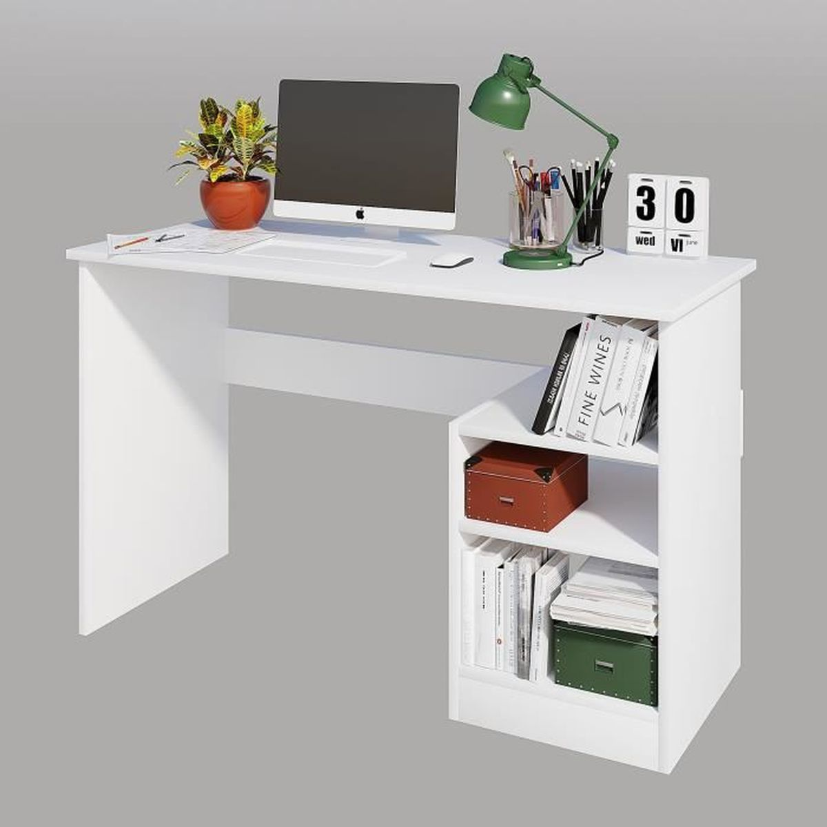 Ein weißer Schreibtisch mit Computer, Lampe und Büchern. Eine Pflanze in einem Topf steht auf dem Schreibtisch. Es gibt auch einige Boxen.