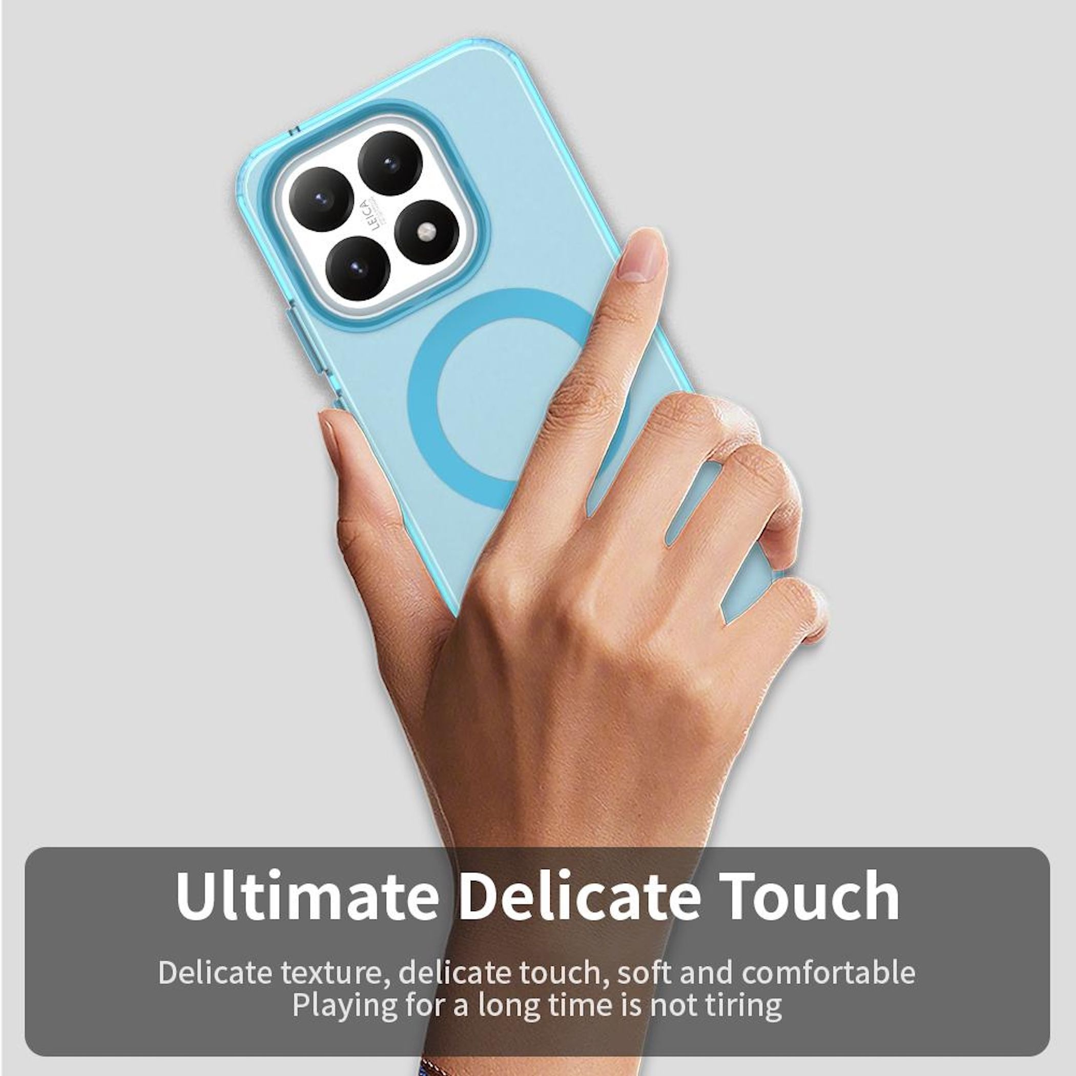 Una mano sosteniendo un teléfono en una funda azul. El teléfono tiene tres cámaras. Texto: Ultimate Delicate Touch.