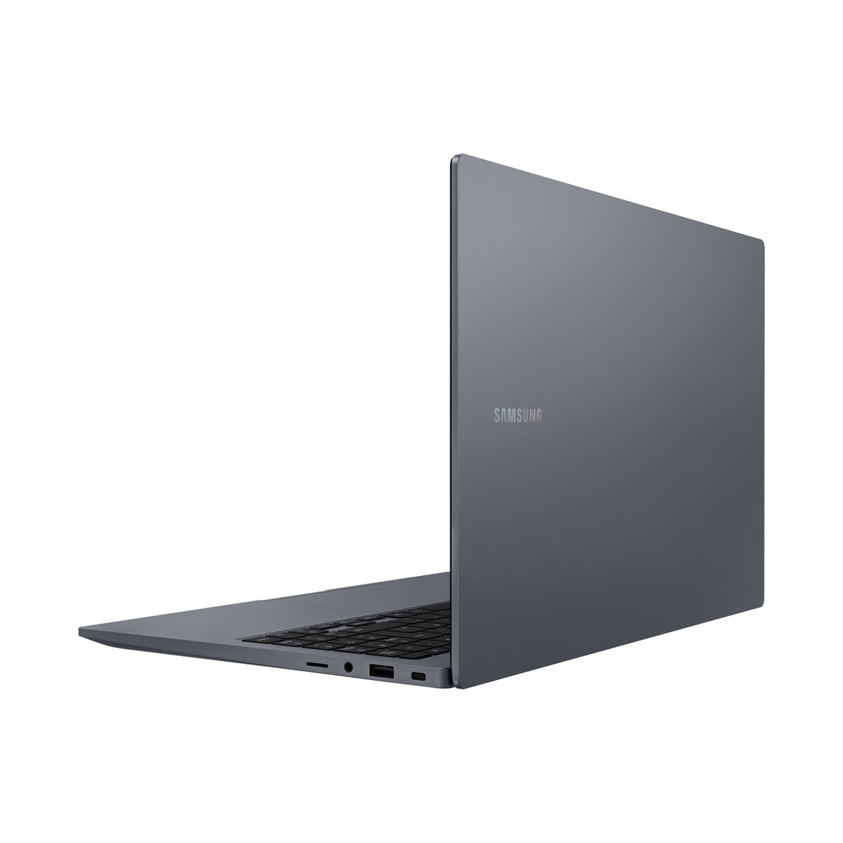 Szary laptop Samsung jest lekko otwarty na białym tle. Widoczna klawiatura i porty.