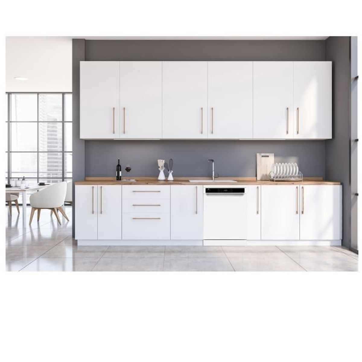 Moderne Küche mit weißen Schränken, Holz-Arbeitsplatte und Einbau-Geschirrspüler. Enthält Wein, ein Waschbecken und ein Geschirrregal.