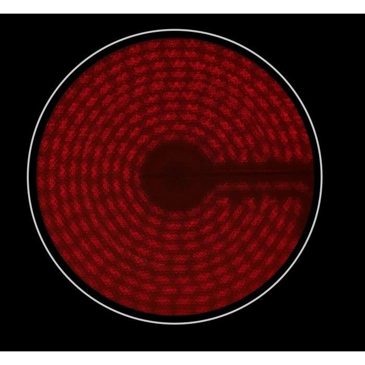 Primo piano di un fornello rosso caldo. Il fornello è circolare, con un contorno bianco su una superficie nera.