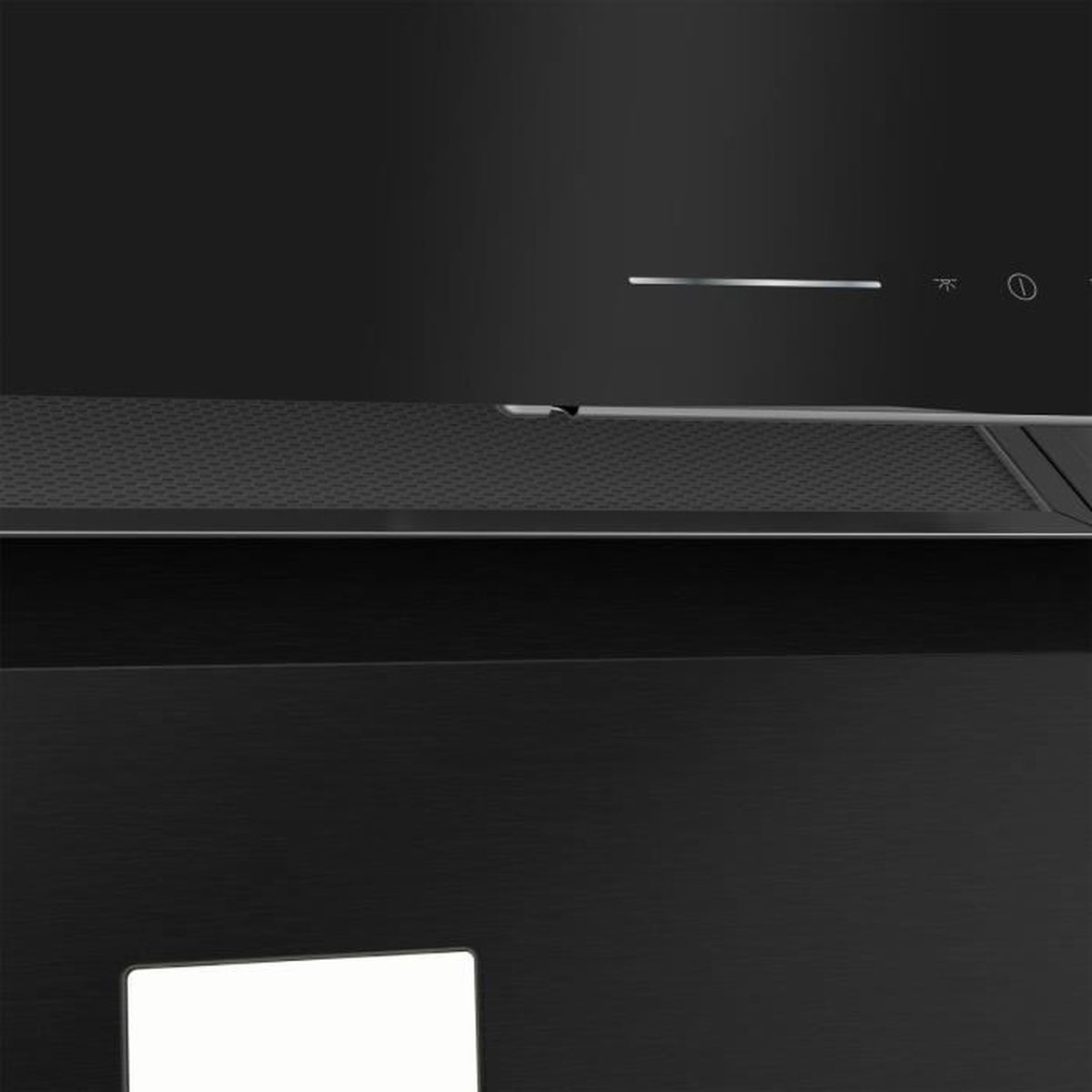 Primo piano di un elettrodomestico da cucina nero. Ha una ventola con superficie strutturata, pulsanti di controllo e una luce bianca brillante.