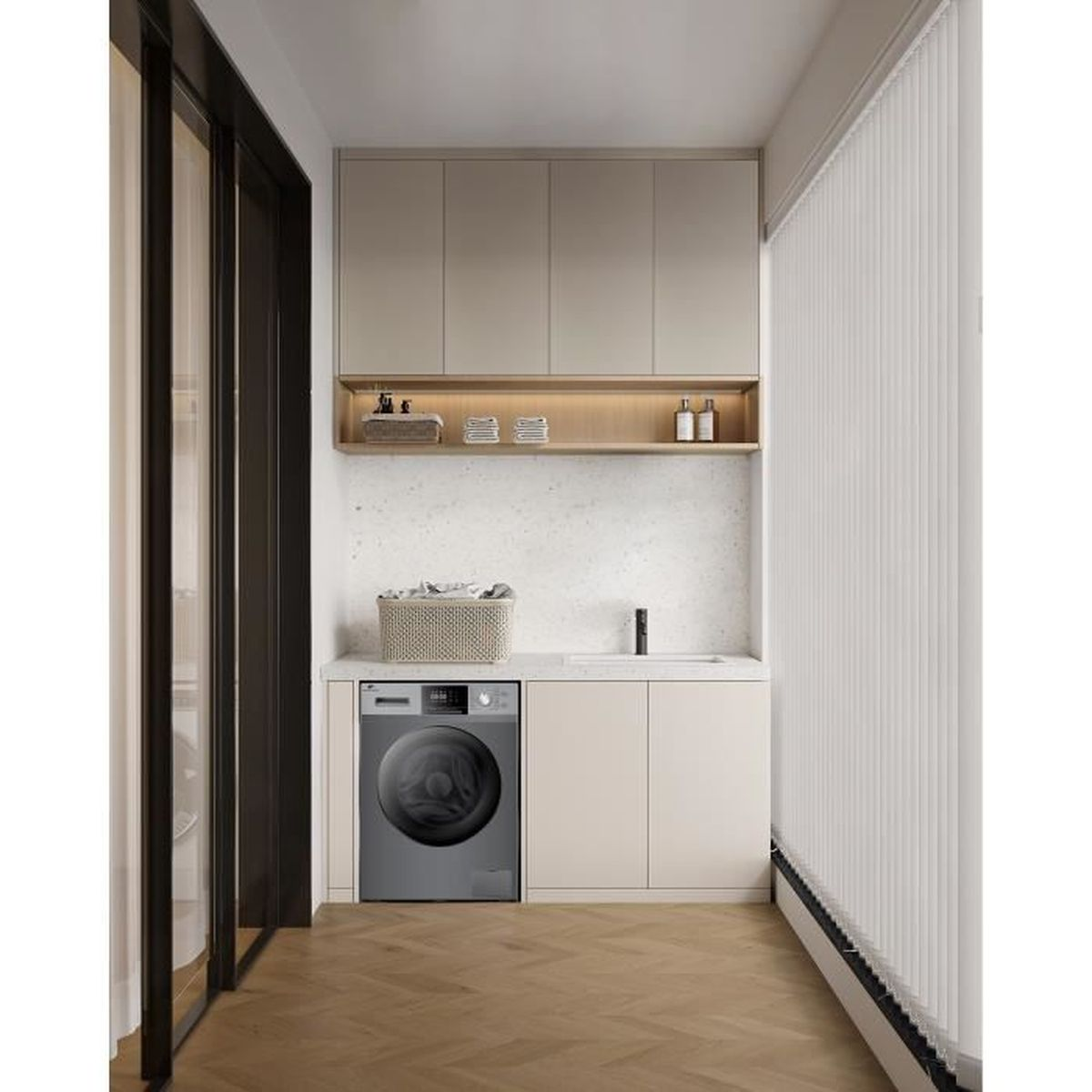 Ein moderner Waschraum mit Waschmaschine, Schränken, Waschbecken und Wäschekorb. Das Zimmer hat Holzböden und weiße Jalousien.