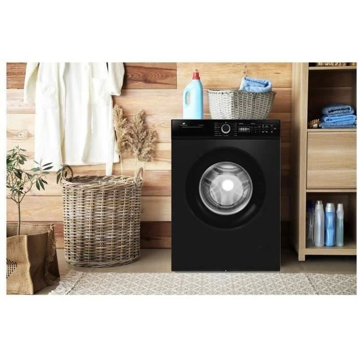 Eine schwarze Waschmaschine steht in einem Waschraum. Es gibt Körbe, einen Bademantel und Reinigungsmittel. Holz Hintergrund.