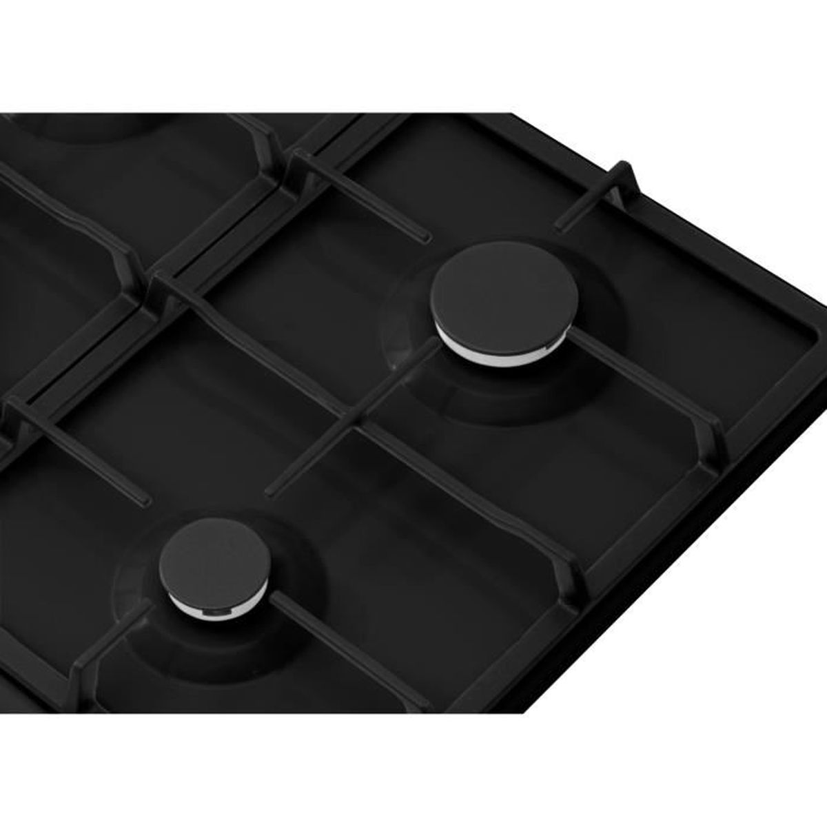 Primo piano di un piano cottura a gas nero con quattro bruciatori e griglie. Due manopole visibili. Il fornello è pulito e moderno.