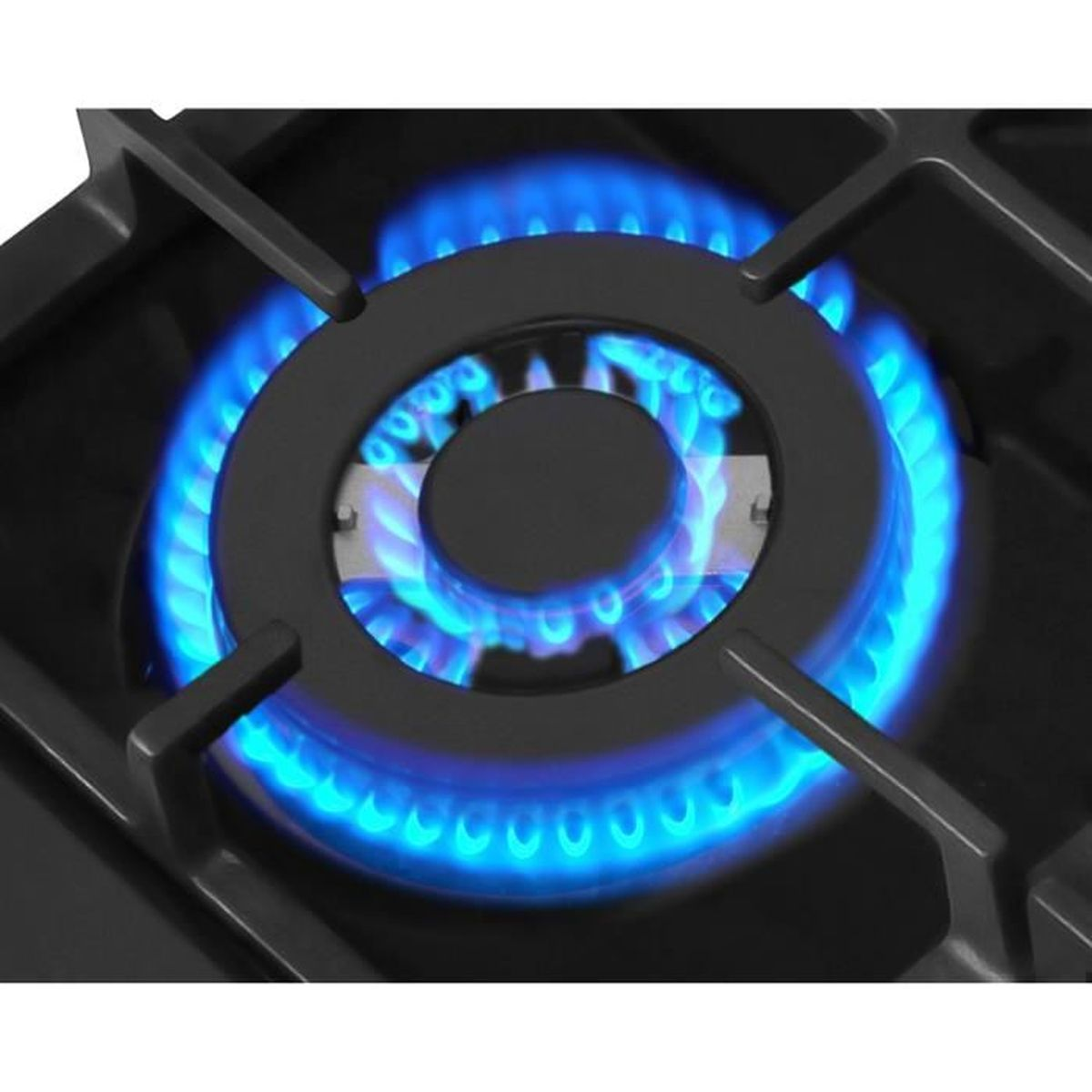 Primo piano di un bruciatore a gas con fiamme blu. Il bruciatore è nero e le fiamme sono di un blu brillante.