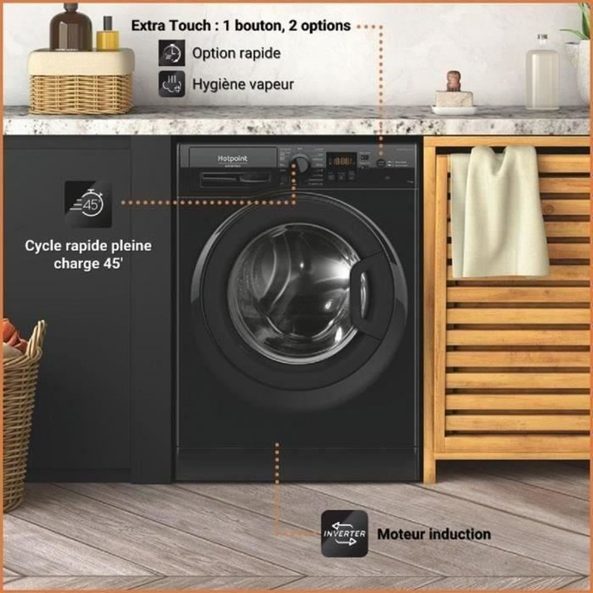 Eine schwarze Hotpoint-Waschmaschine in einer Küche. Zusätzlicher Text beschreibt Schnellwäsche, Dampfhygiene und Inverter-Motor.
