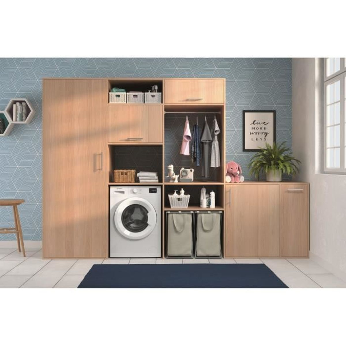 Waschküche mit Holzschränken, Waschmaschine, Kleidung und Dekoration. Blaue Tapete und blauer Teppich sind vorhanden.