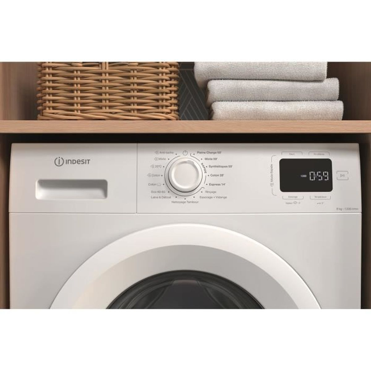 Weiße Indesit Waschmaschine mit Digitalanzeige, Knöpfen und Drehregler. Darüber ein Weidenkorb und gefaltete Handtücher.