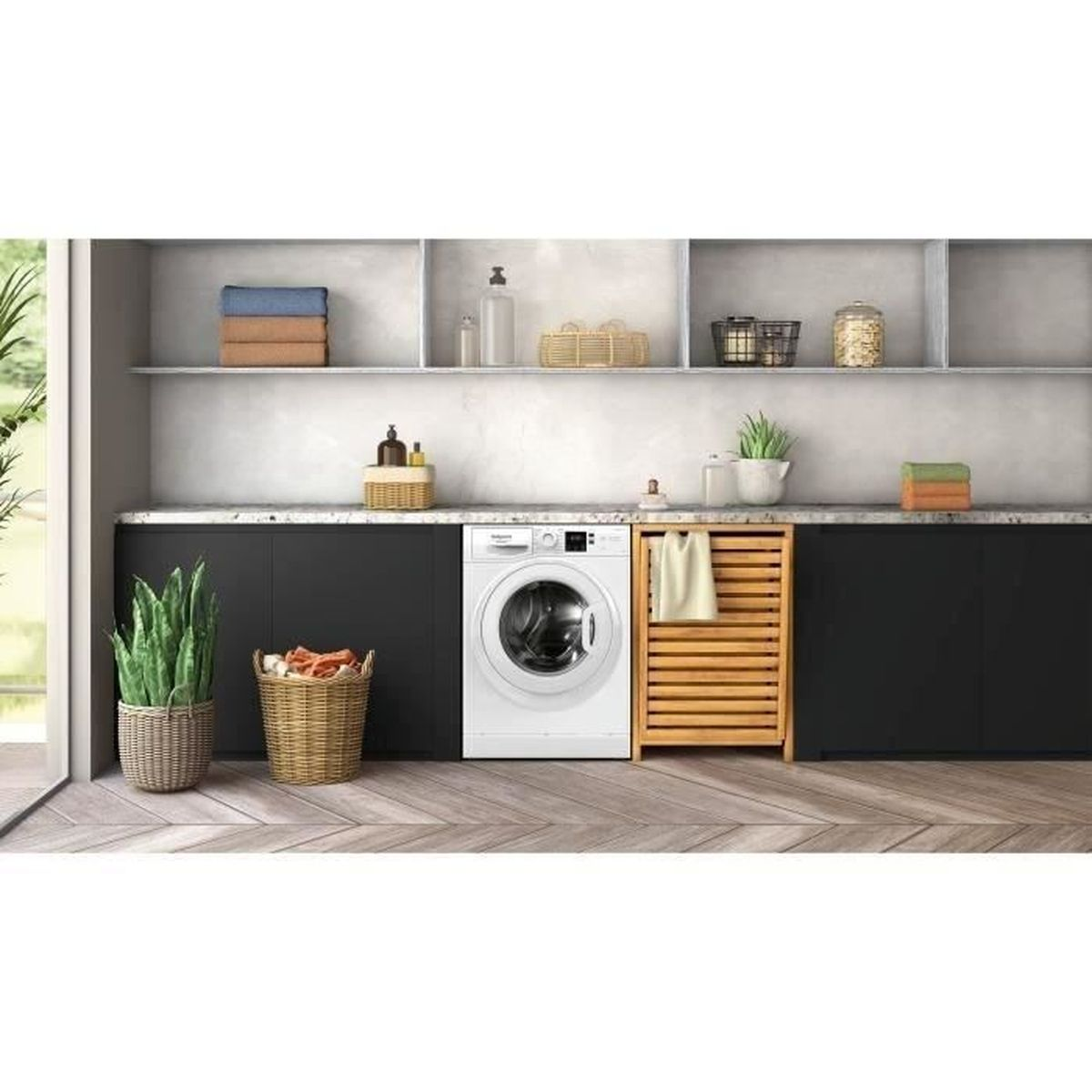 Waschküche mit Waschmaschine, Regalen, Körben und einem Wäscheständer aus Holz. Es gibt Handtücher, Pflanzen und Reinigungsmittel.