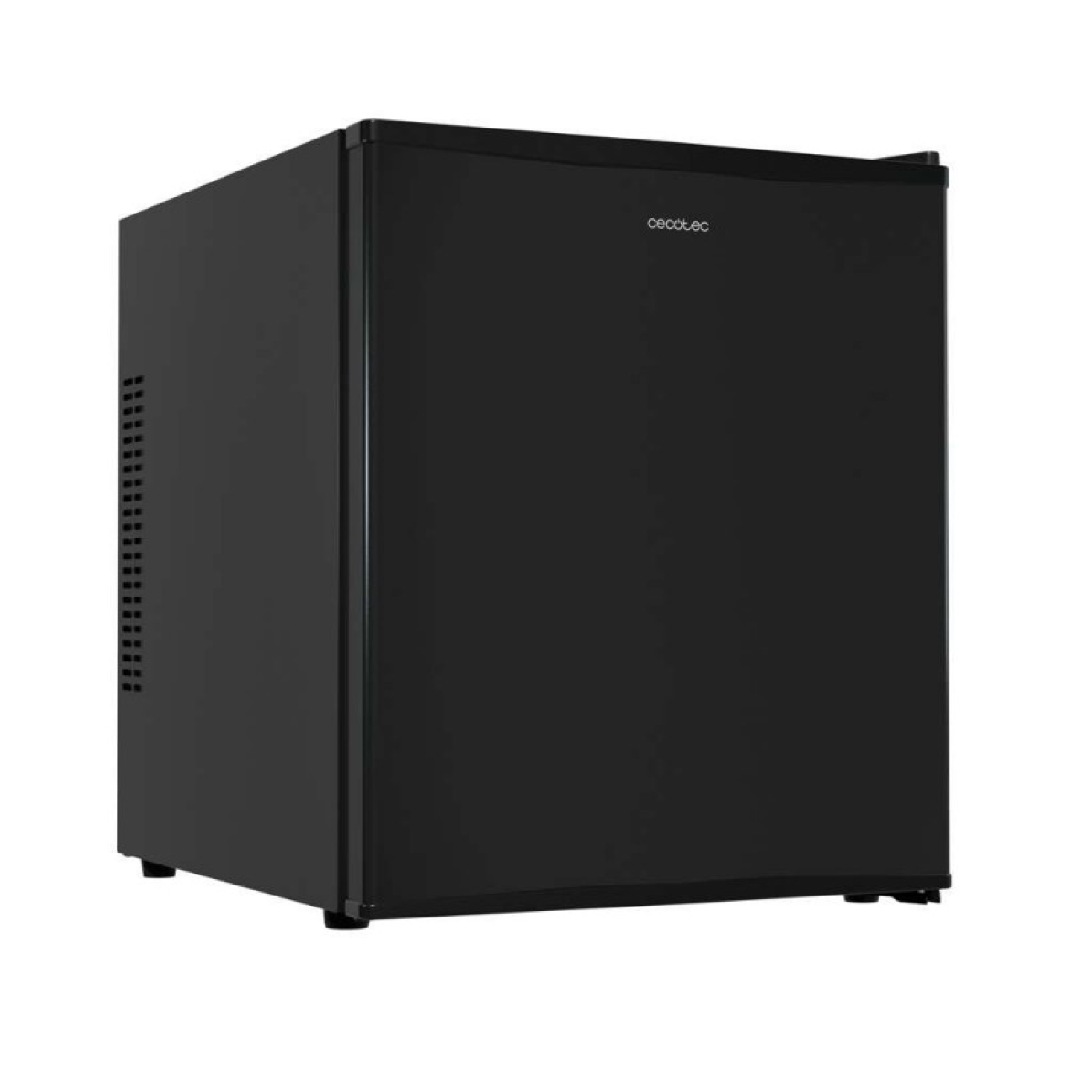 Ein schwarzer Mini-Kühlschrank mit dem Markennamen 'cecotec' auf der Tür. Er hat einen Griff und Lüftungsschlitze an der Seite. Der Kühlschrank steht auf weißem Hintergrund.