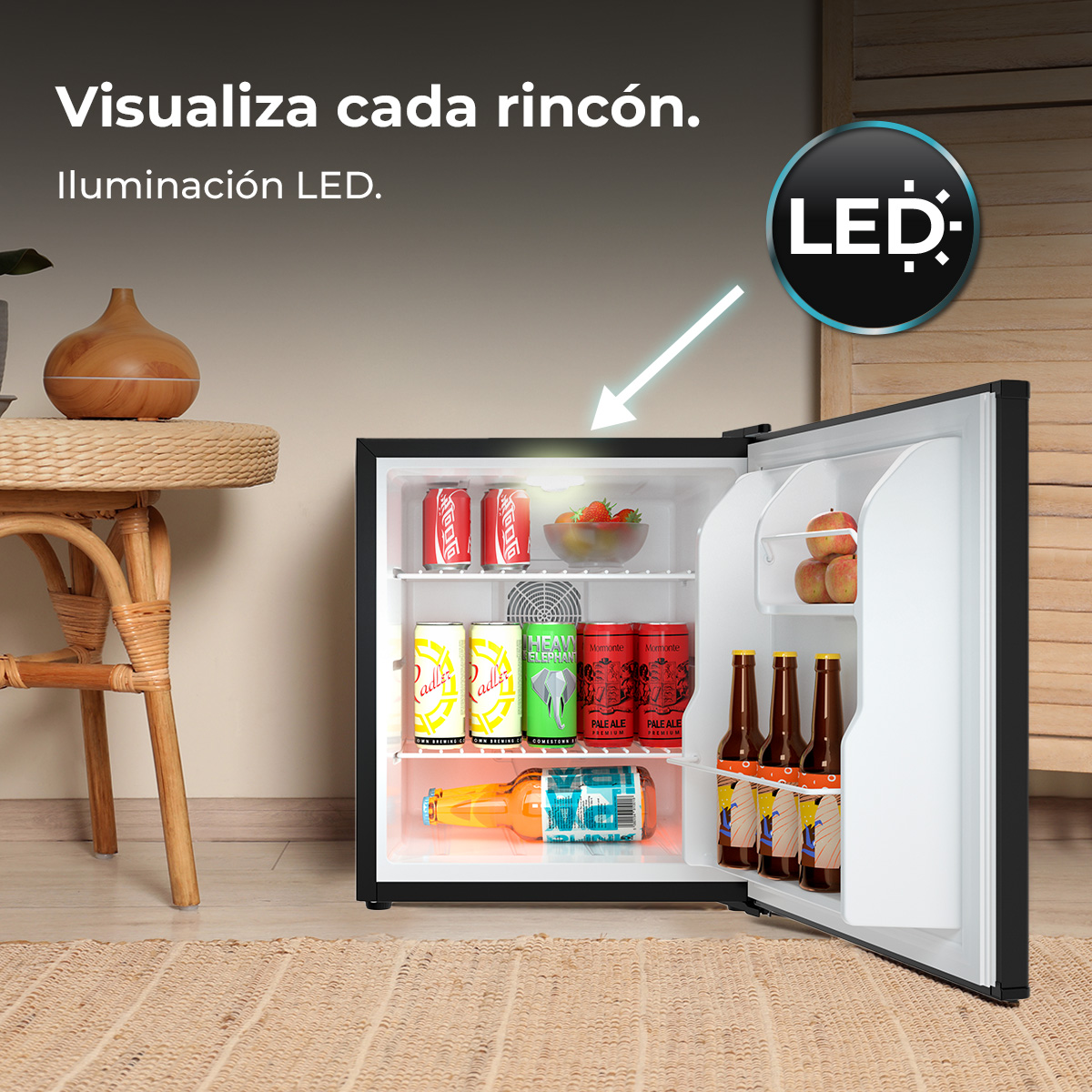 Ein offener Mini-Kühlschrank mit Getränken und Obst. LED-Beleuchtung. Ein Holztisch und ein gewebter Teppich im Vordergrund.