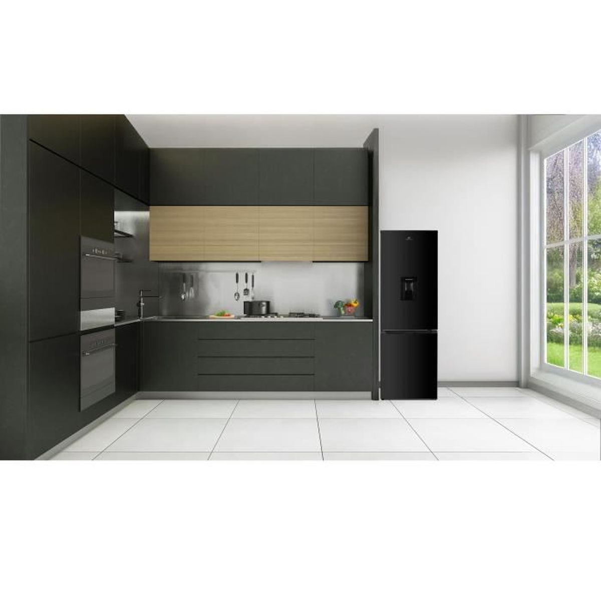 Moderne Küche mit schwarzen Schränken, einem schwarzen Kühlschrank und einem großen Fenster mit Blick auf einen Garten.