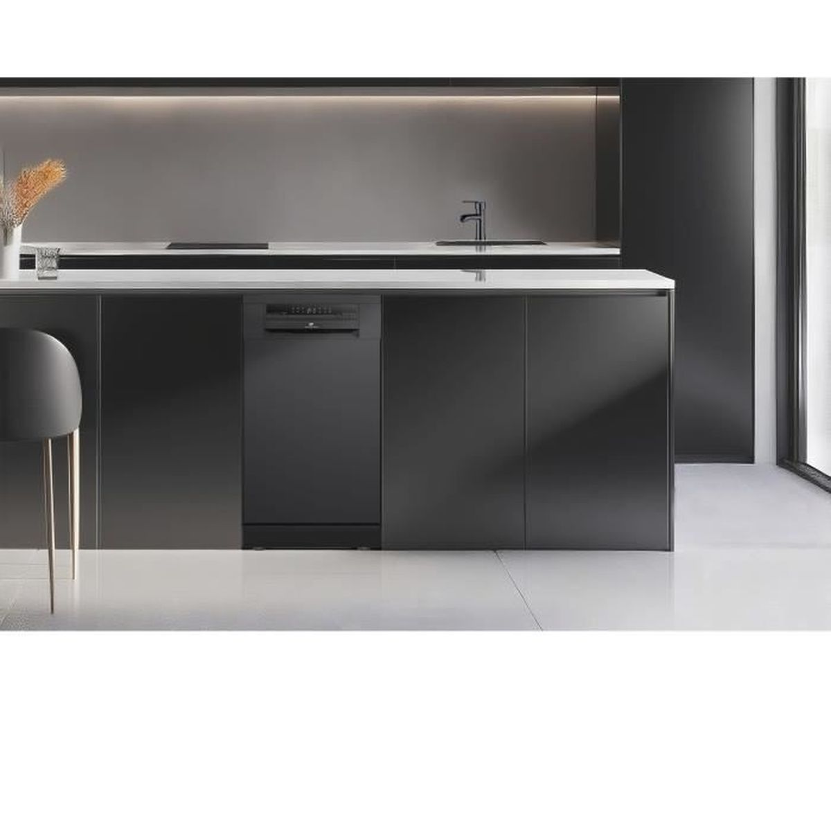 Moderne Küche mit schwarzen Schränken, Geschirrspüler, weißer Arbeitsplatte und grauer Wand. Stuhl und Vase sichtbar.