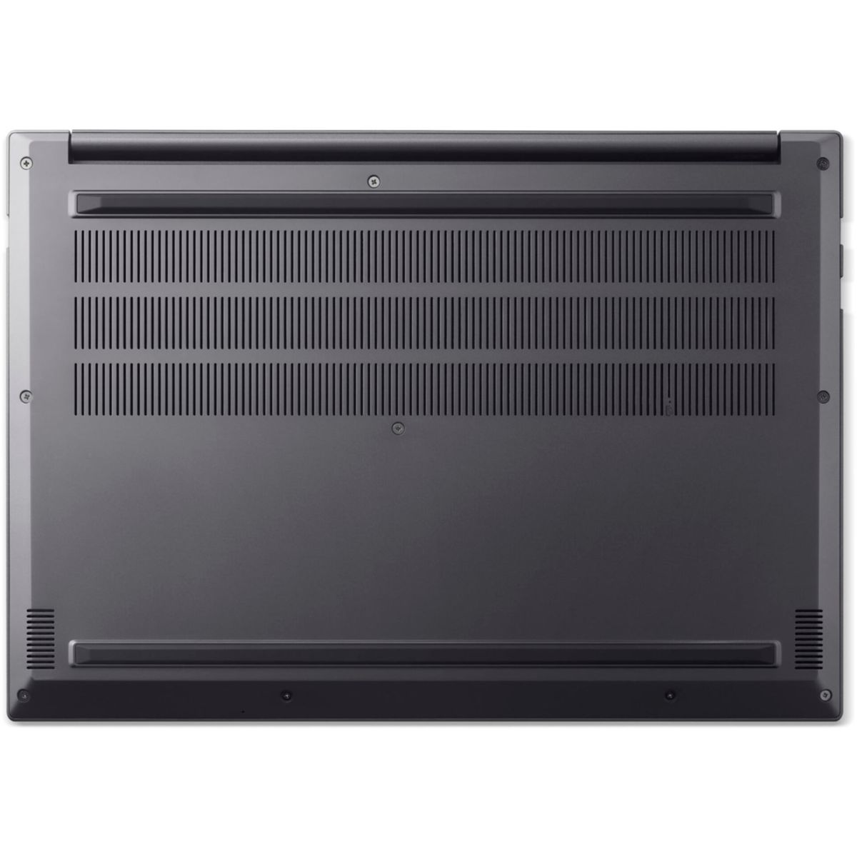 Vista inferiore di un laptop grigio scuro. Fessure di ventilazione orizzontali. Viti visibili sui bordi.