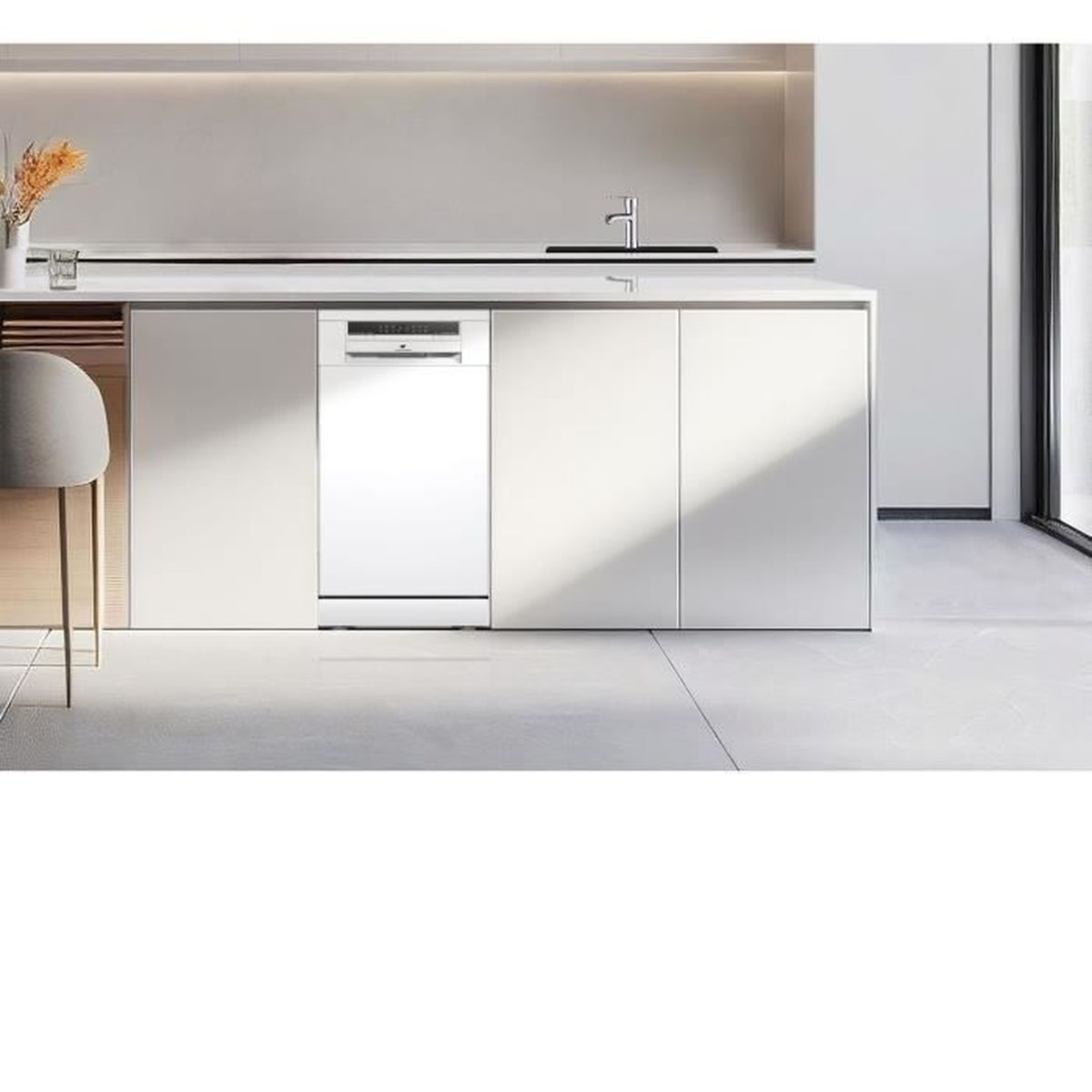 Eine moderne Küche mit einem weißen Geschirrspüler in der Mitte der weißen Schränke. Darüber befindet sich ein Wasserhahn. Links ist ein grauer Stuhl.