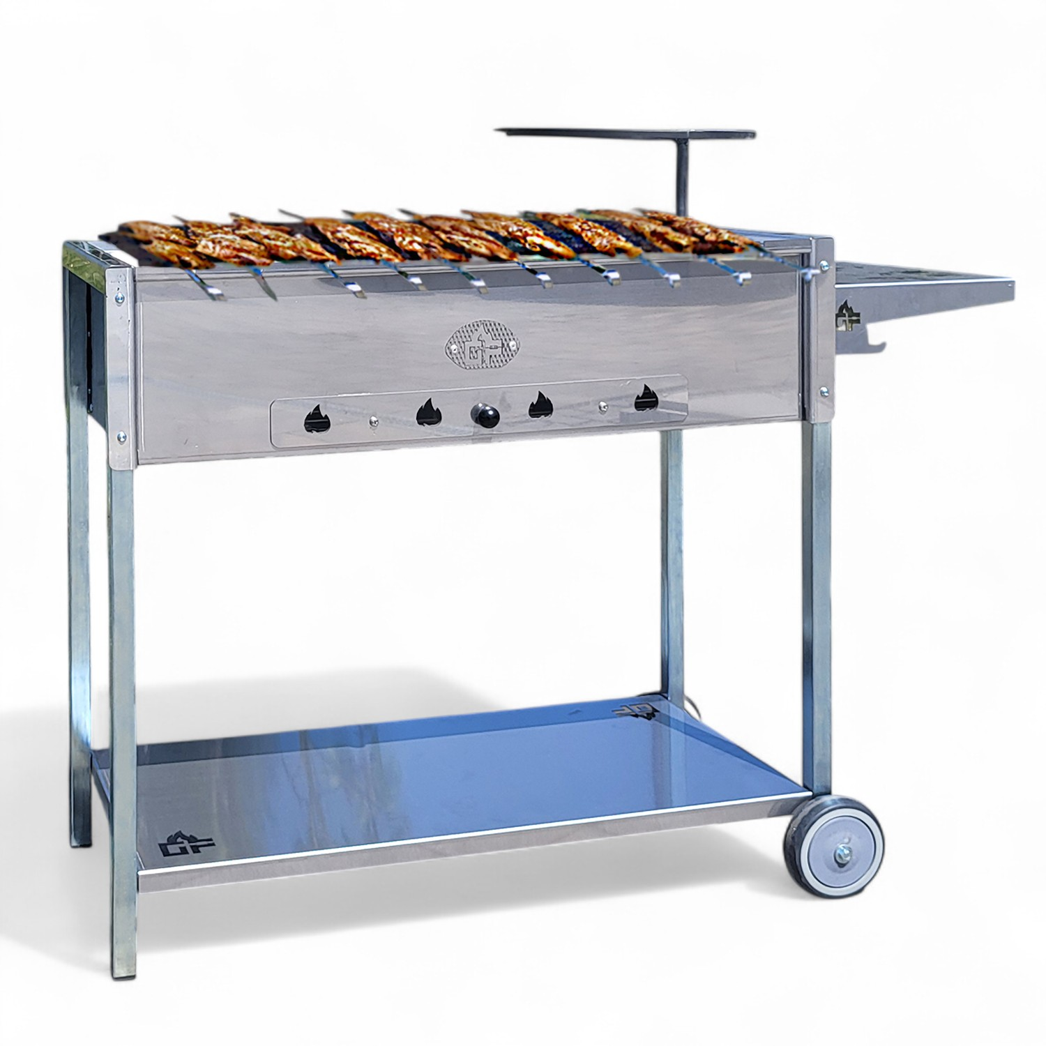 Ein Edelstahl-Grill mit Spießen mit gegrilltem Essen. Er hat ein unteres Regal, Räder und einen kleinen Beistelltisch.