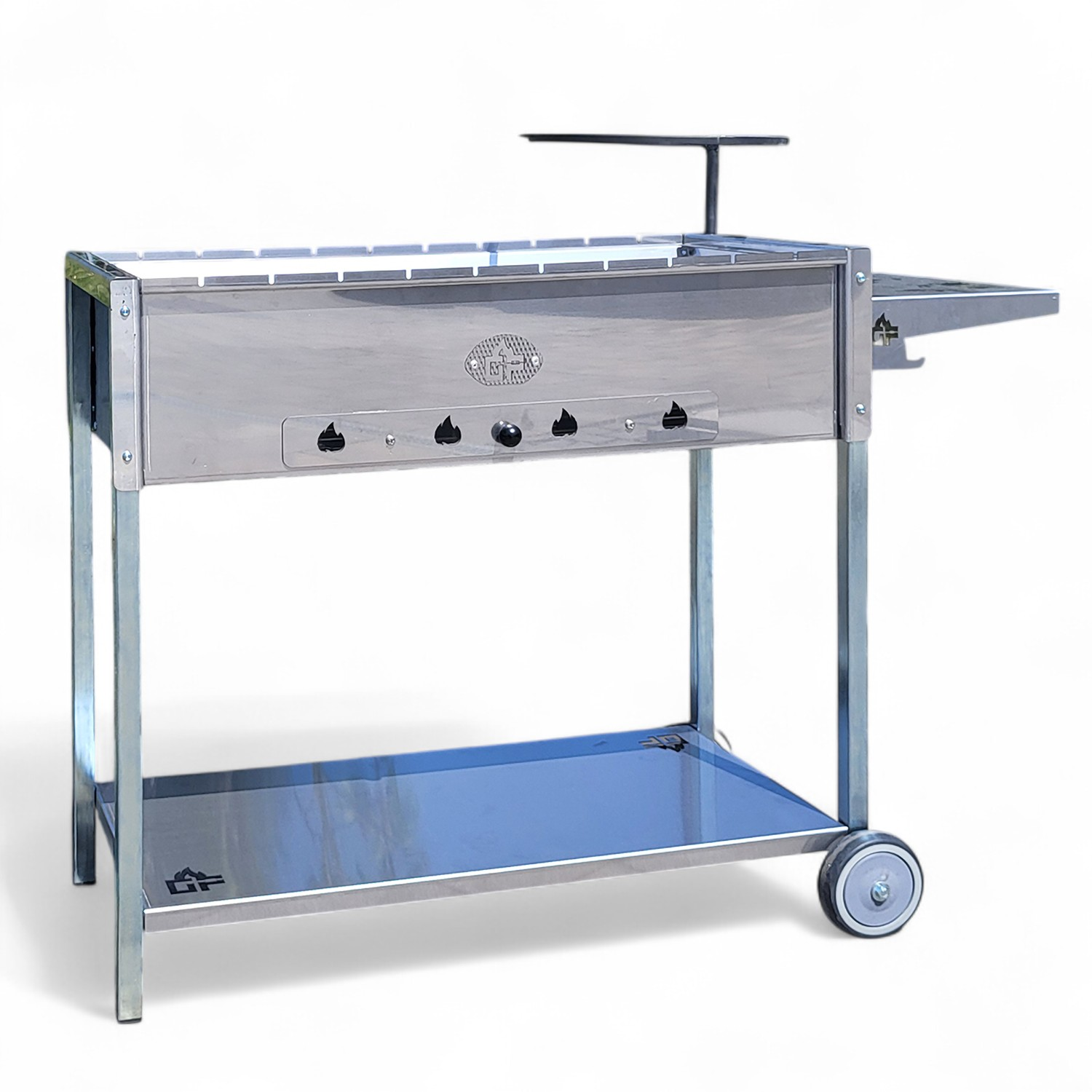 Ein Edelstahl-Grill auf Rädern, mit einem Gestell an der Seite und einem Regal darunter. Er steht auf weißem Hintergrund.