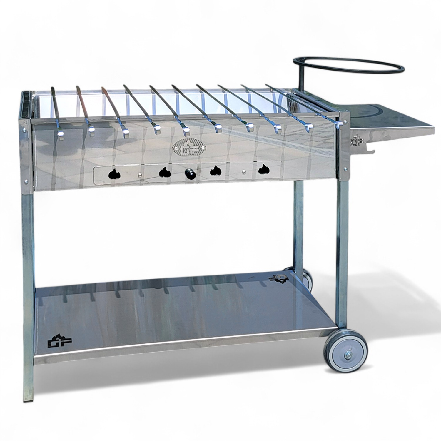 Ein Edelstahl-Grill mit Spießen, einem Beistelltisch und einem Warmhalterring. Er hat Räder und ein unteres Regal.