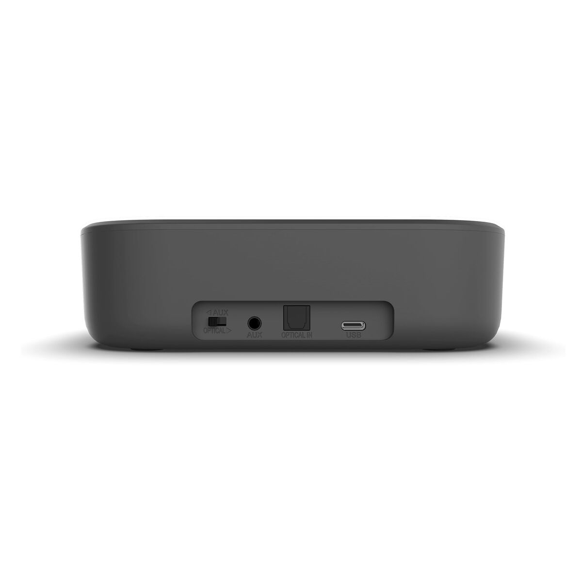 Un dispositivo rettangolare grigio scuro con porte AUX, Optical In e USB. Lo sfondo è bianco.