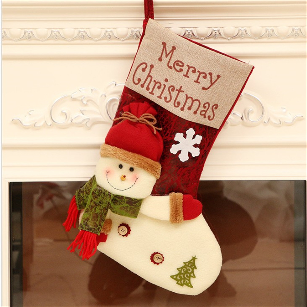 Ein Weihnachtsstrumpf mit einem Schneemann. Rote und weiße Farben. Es steht Frohe Weihnachten darauf. Eine Schneeflocke ist sichtbar.