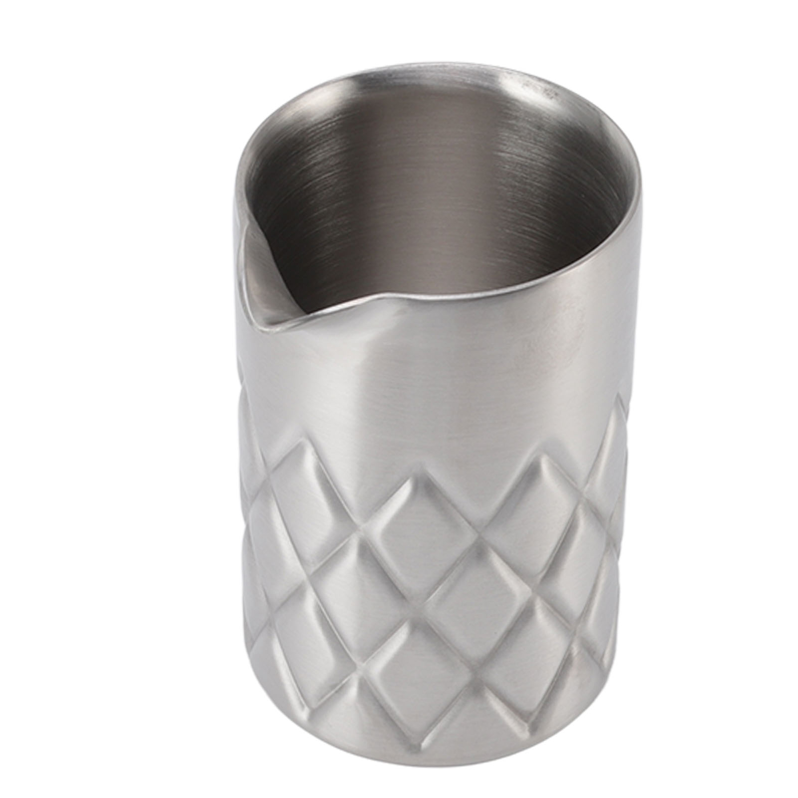 Ein Cocktailshaker aus Edelstahl mit einem Rautenmuster auf der unteren Hälfte und einem Ausguss.