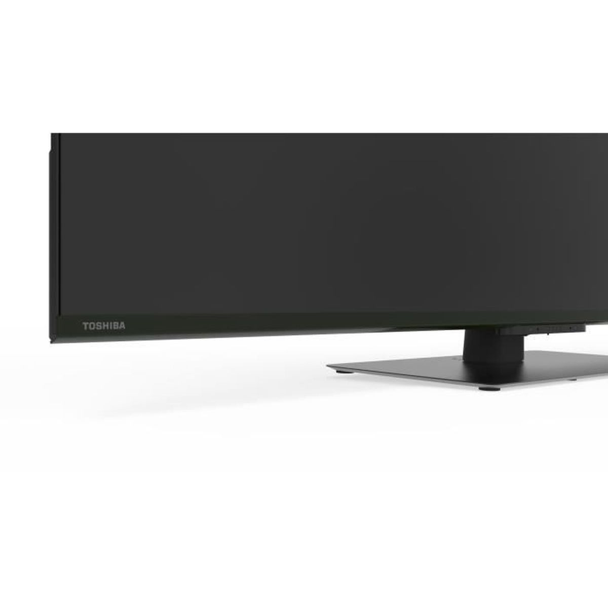 Primer plano de un televisor Toshiba negro. La pantalla es oscura. El televisor está sobre un soporte negro. El fondo es blanco.