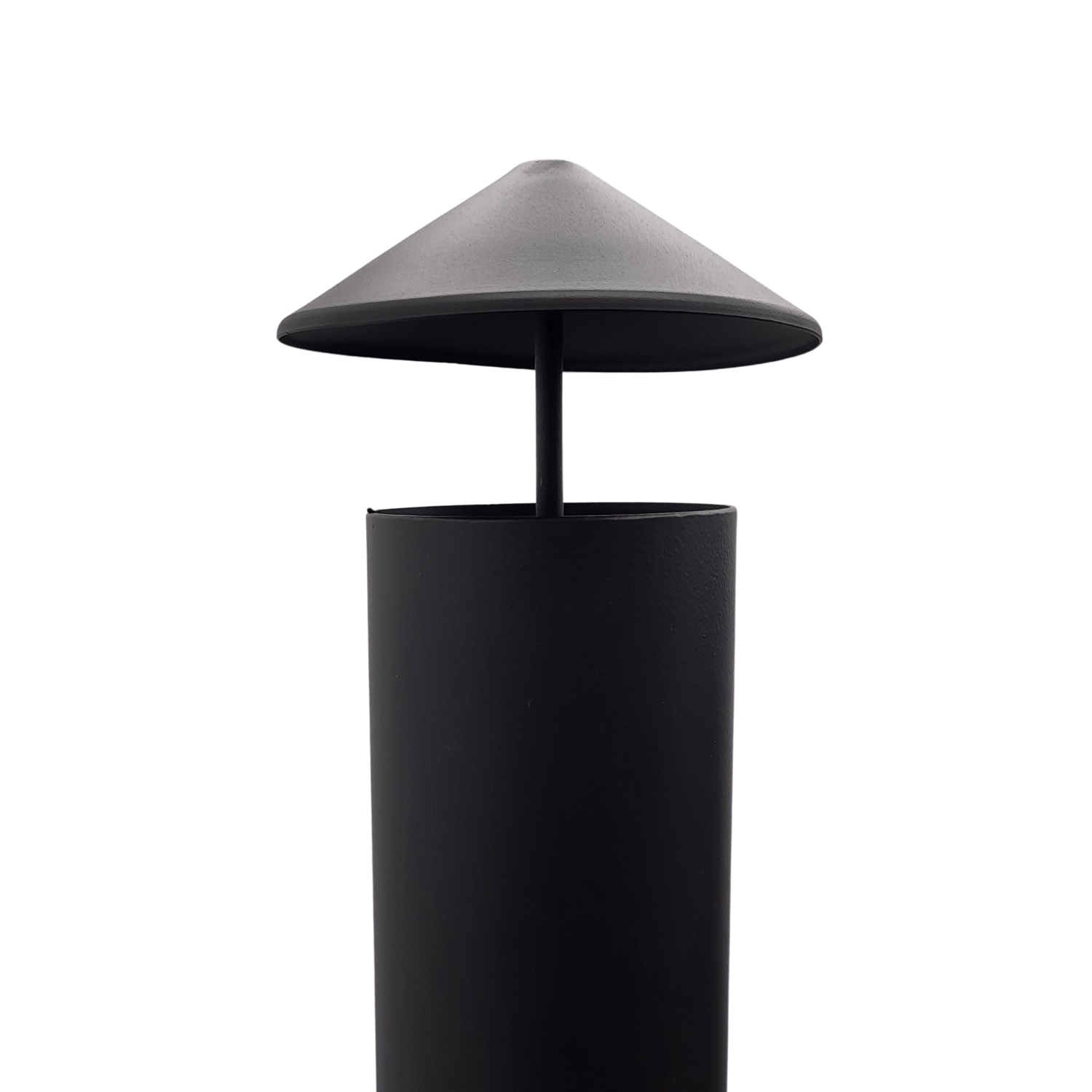 Eine schwarze Außenlampe. Sie hat einen zylindrischen Sockel und einen konischen Schirm. Der Hintergrund ist weiß.