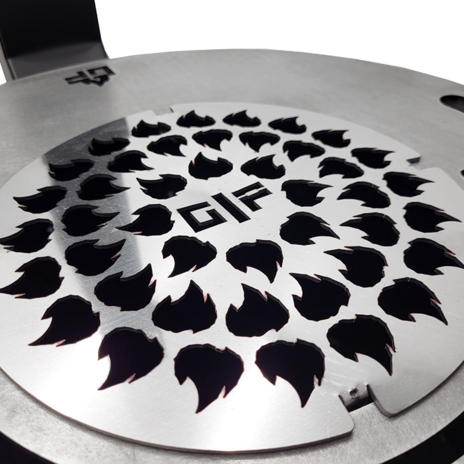 Nahaufnahme eines Metallobjekts mit kreisförmigem Design. Es hat ausgeschnittene Formen und das Wort 'GIF'. Das Objekt hat einen Griff.