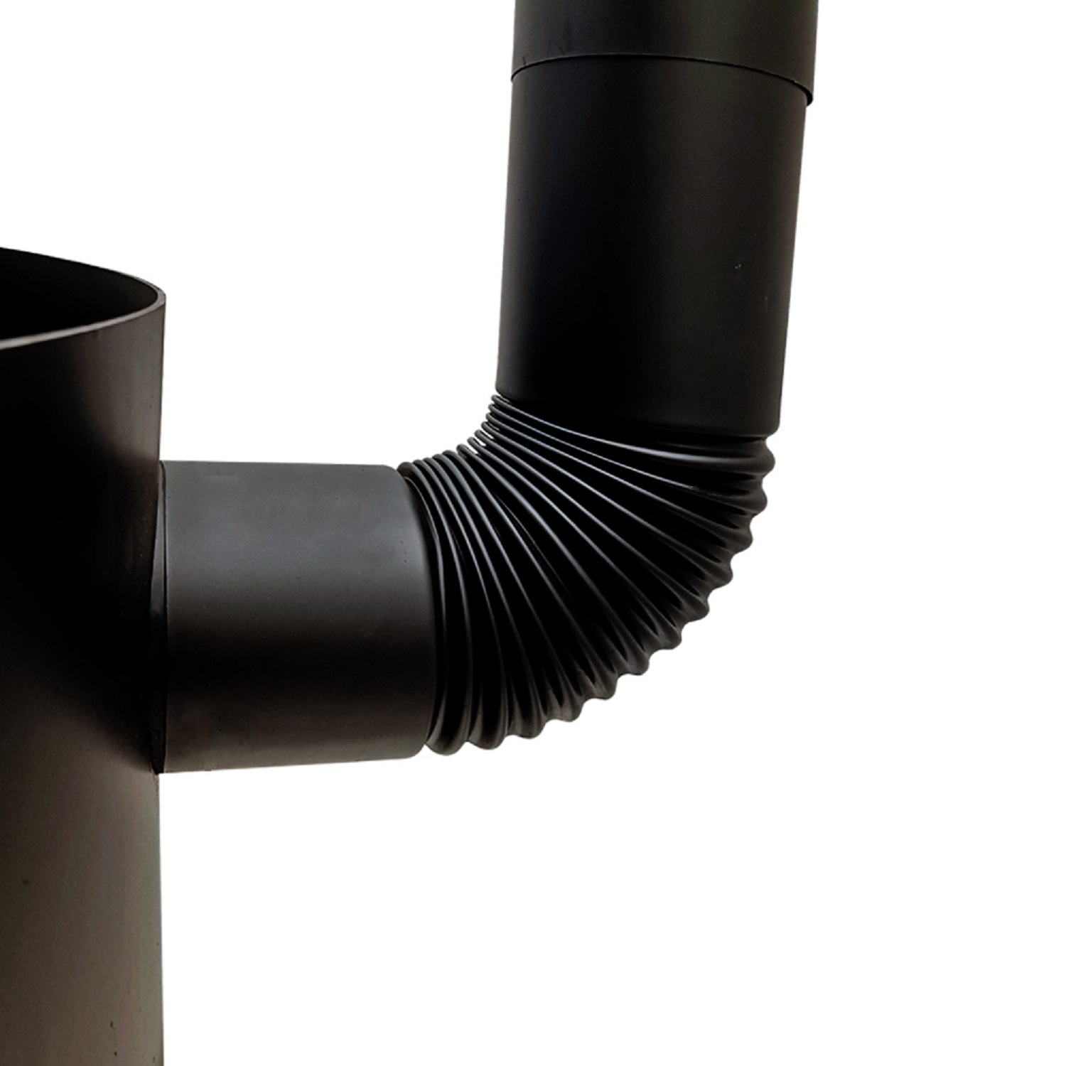 Nahaufnahme eines schwarzen Metallkaminrohrs mit einem flexiblen Wellenabschnitt, isoliert auf weißem Hintergrund.