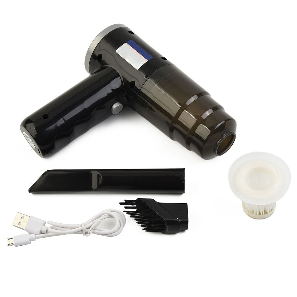 Ein tragbarer schwarzer Staubsauger mit Aufsätzen, darunter eine Bürste, eine Fugendüse, ein Filter und ein USB-Ladekabel, alles auf weißem Grund.