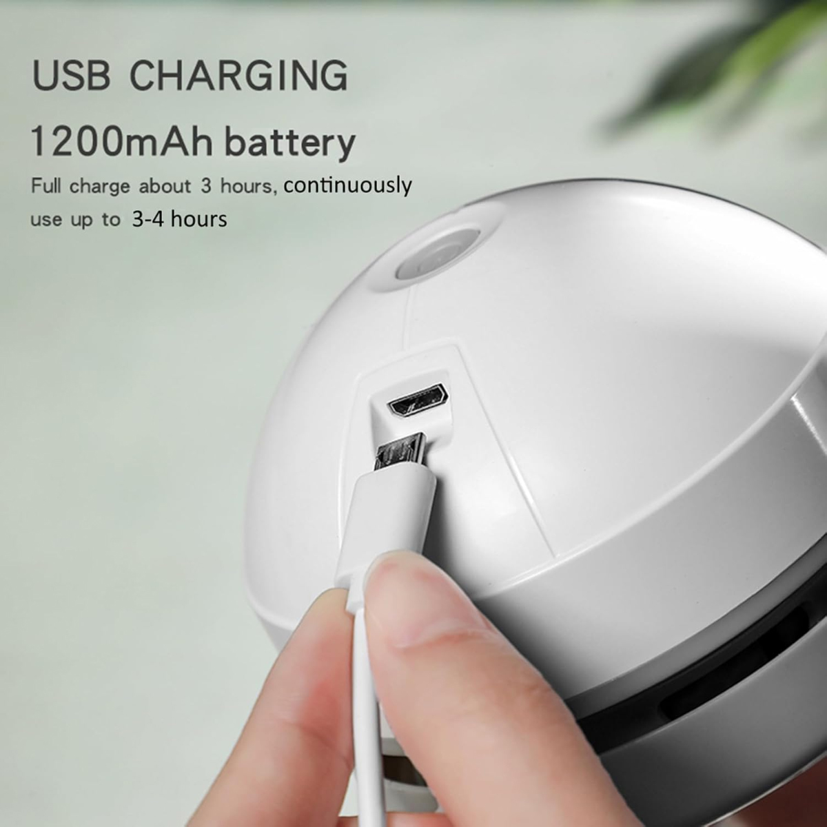 Ein weißes Gerät mit USB-Ladeanschluss. Eine Hand steckt ein weißes USB-Kabel ein. Text: 'USB-LADEN 1200mAh Akku'.