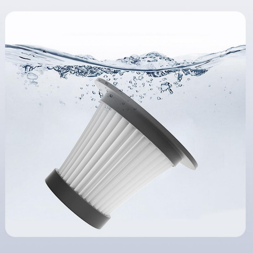 Ein weiß-grauer Staubsaugerfilter ist in Wasser getaucht. Der Filter ist kegelförmig und hat vertikale Linien.