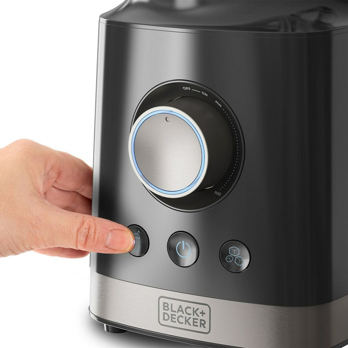 Una mano preme un pulsante su un frullatore Black+Decker nero e argento. Un quadrante è su off. Pulsanti delle funzioni visibili.