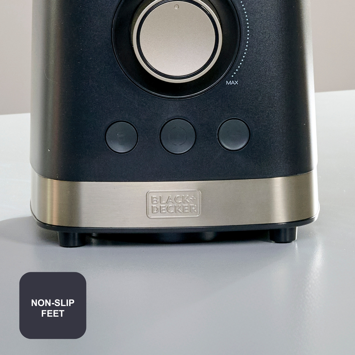 Primo piano di un elettrodomestico nero e argento. Ha pulsanti, un quadrante e il logo Black+Decker.