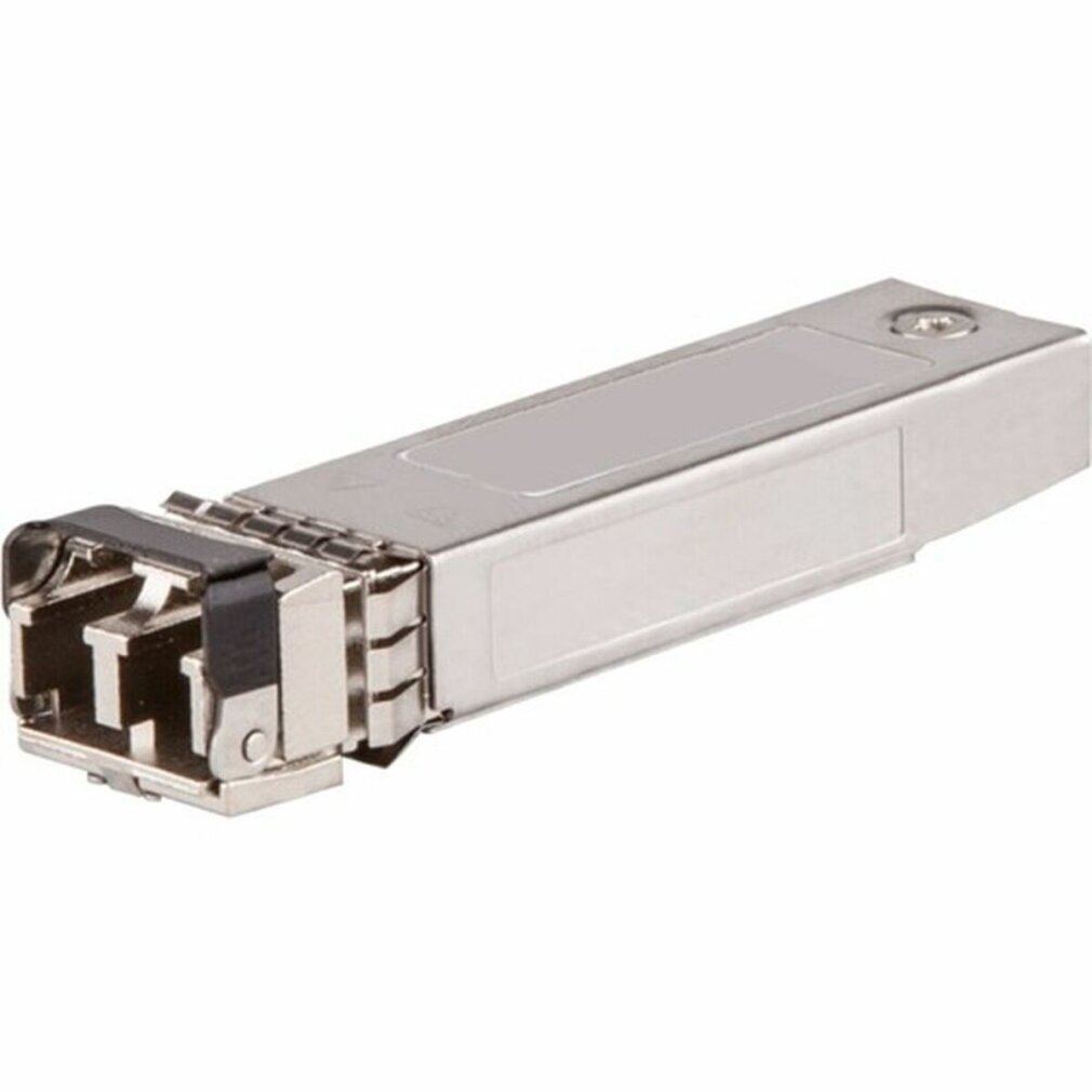 Un modulo ricetrasmettitore SFP argentato. Ha un corpo metallico, un connettore nero e un'etichetta sopra.