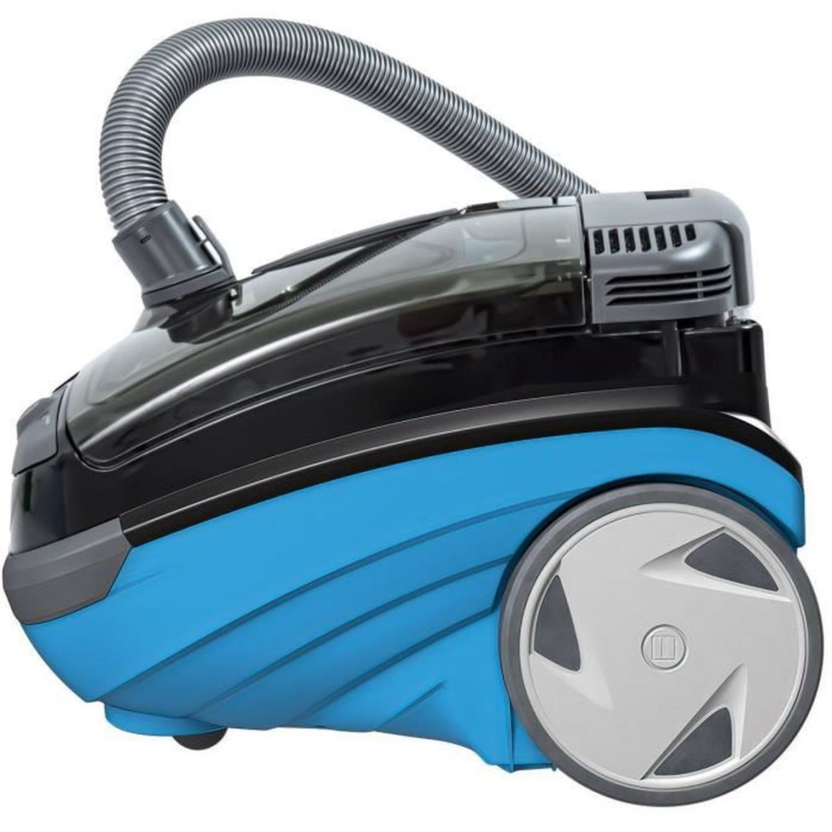 Ein blau-schwarzer Staubsauger mit grauem Schlauch und Rädern. Er steht auf weißem Hintergrund.