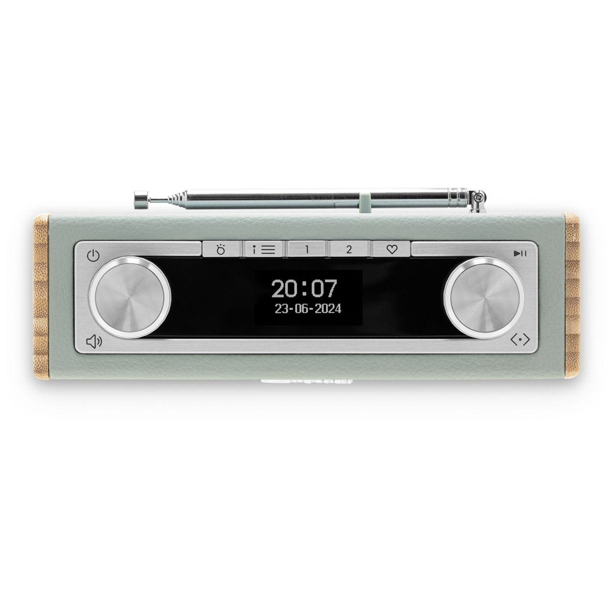 Une radio vert menthe avec un affichage numérique indiquant l'heure et la date. Elle possède des boutons argentés et un cadre en bambou sur les côtés.