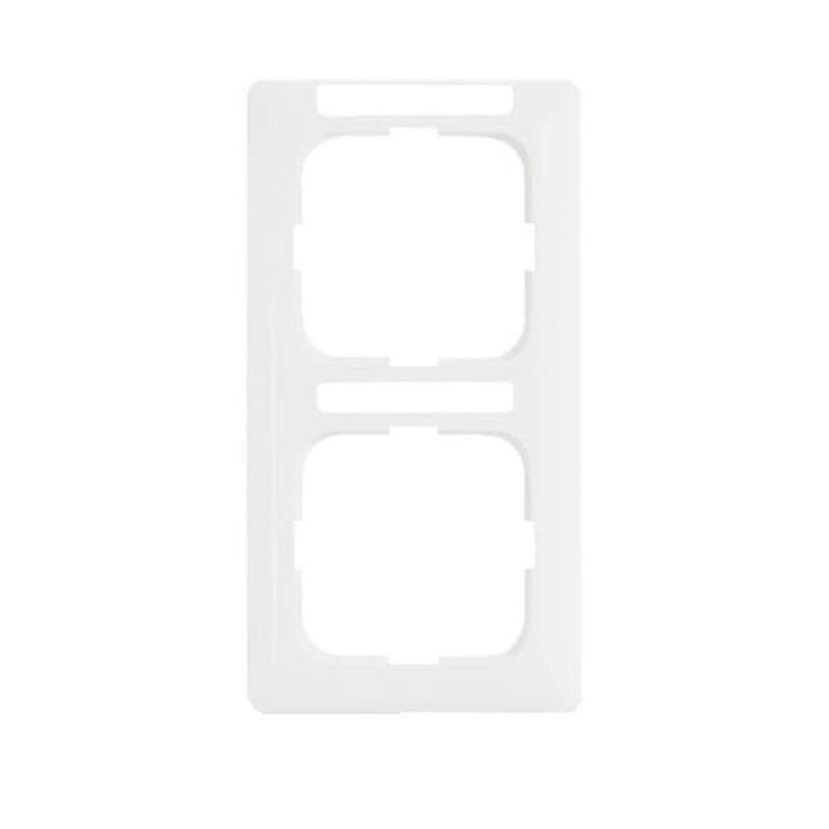 Una placca da parete in plastica bianca con due aperture quadrate. È una copertura per prese o interruttori. Il design è semplice e pulito.