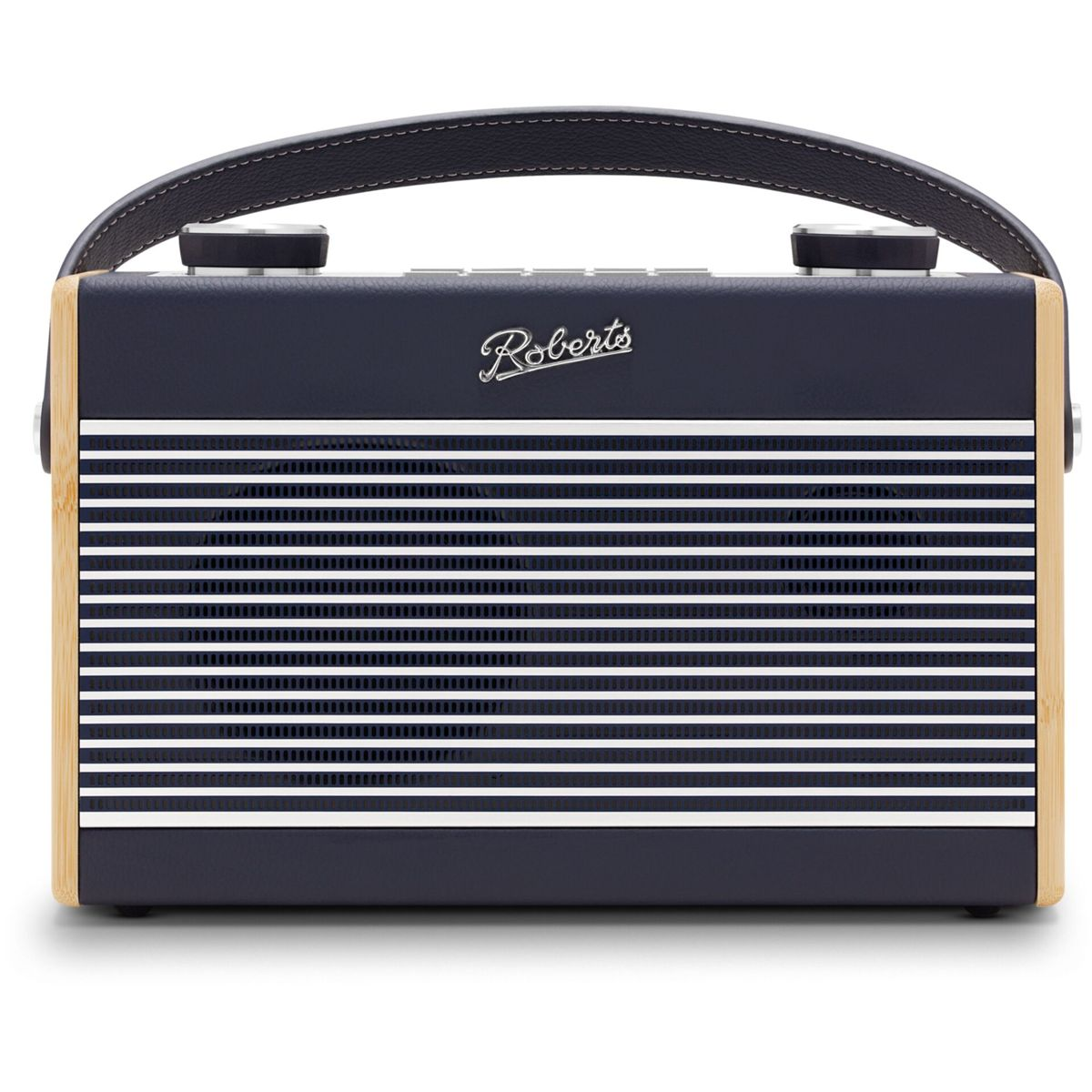 Une radio Roberts bleu marine avec une poignée en cuir. Elle a des rayures blanches horizontales et un cadre en bois. Le logo Roberts est visible.