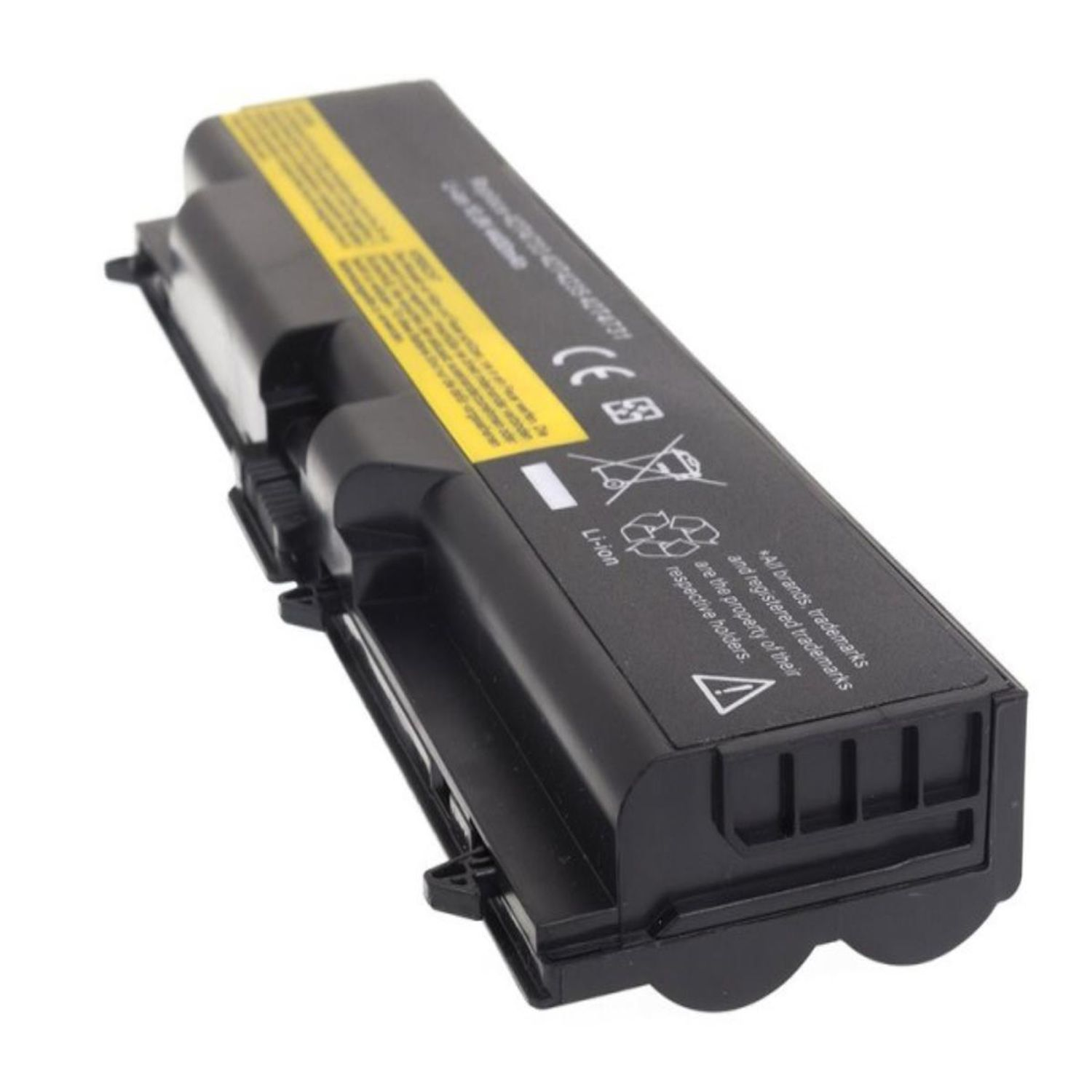 Una batteria nera per laptop con etichetta gialla. Presenta testo e simboli, tra cui un simbolo di riciclaggio e il marchio CE.