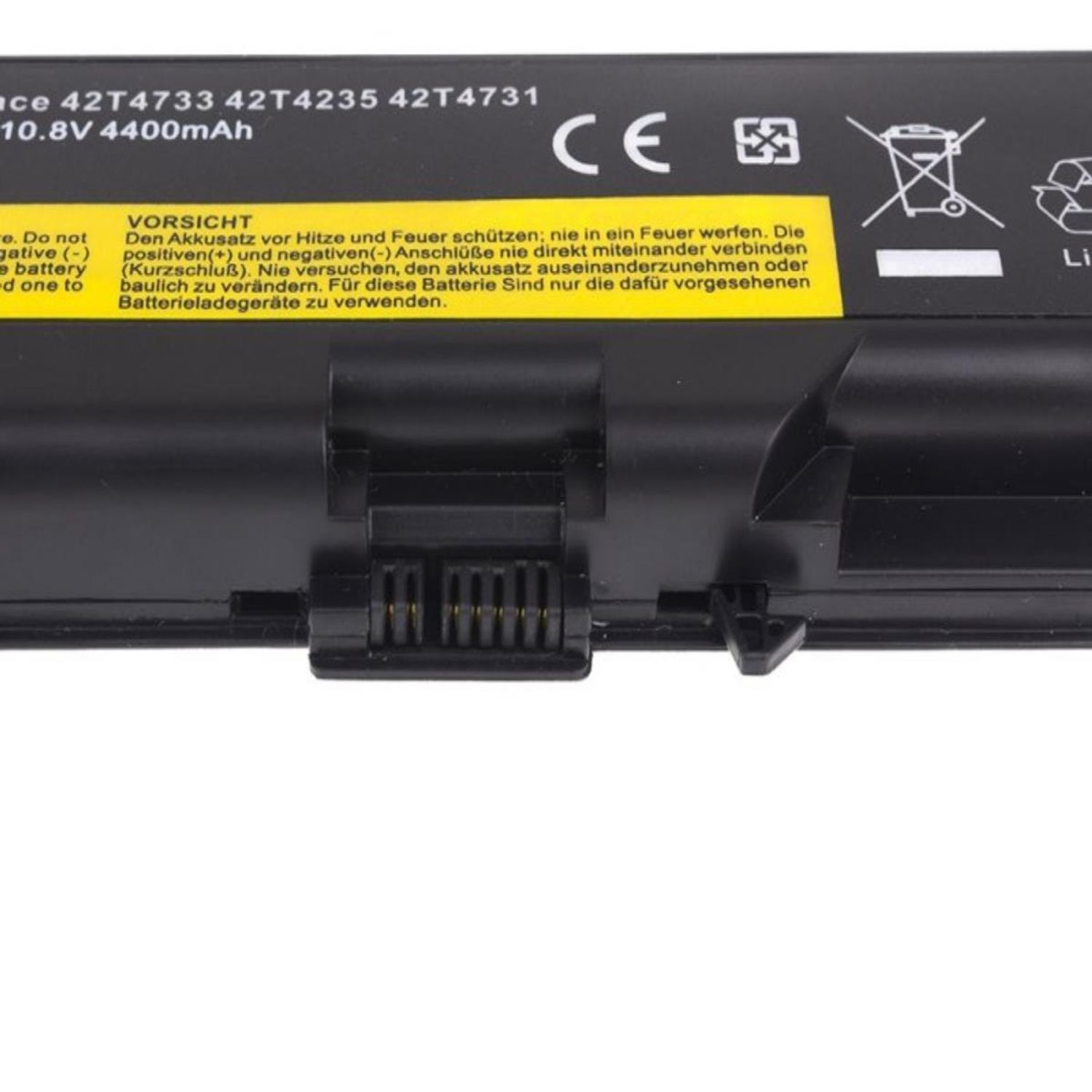 Primo piano di una batteria nera per laptop con testo e avvertenze in giallo. Ha un connettore e un marchio CE.