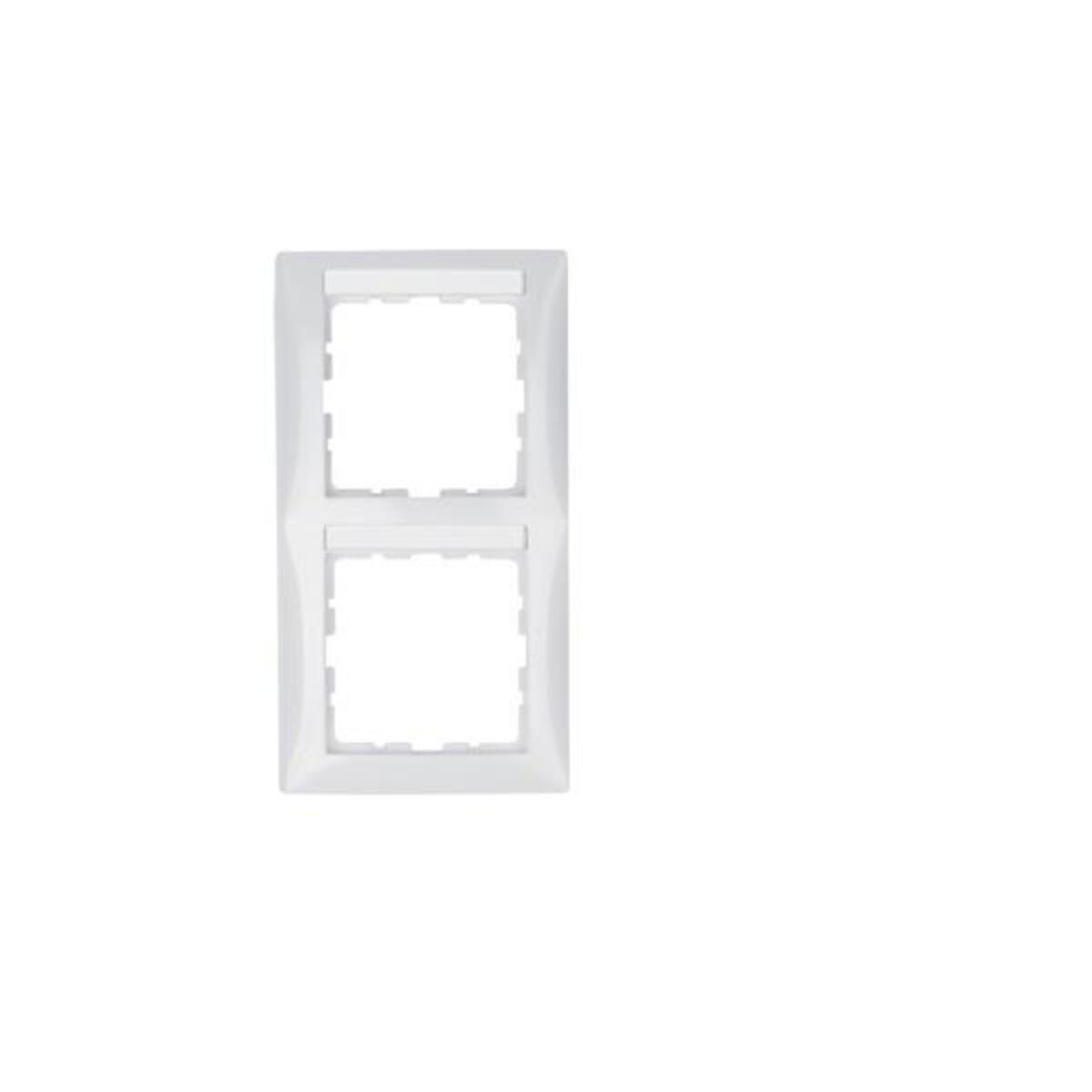 Una copertura bianca per presa elettrica con due aperture quadrate. Lo sfondo è bianco.