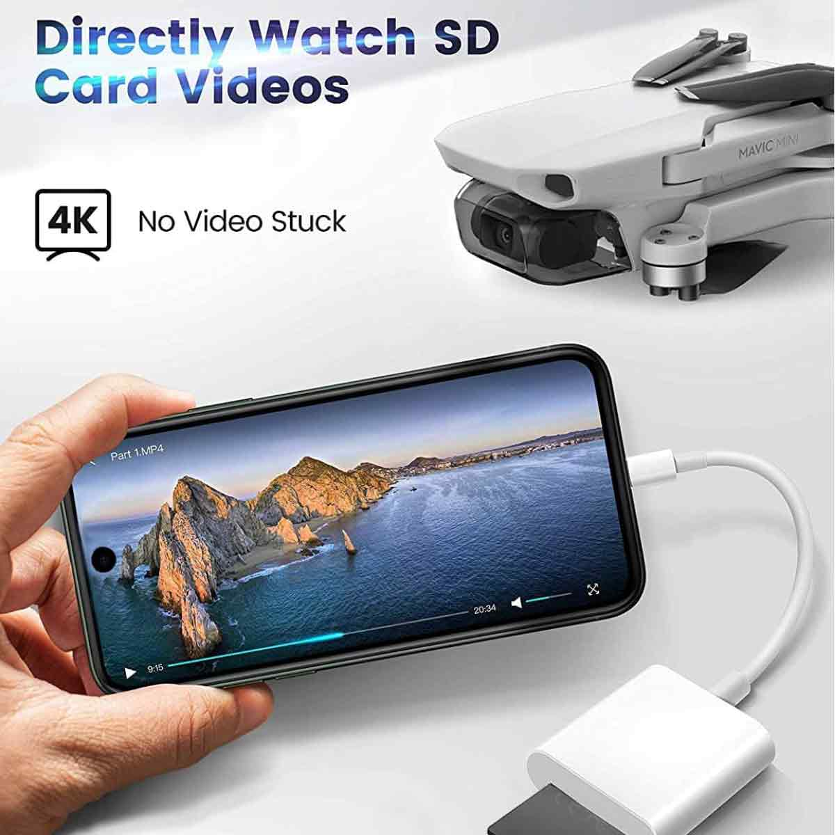 Eine Hand hält ein Telefon, auf dem ein Video abgespielt wird. Eine Drohne ist im Hintergrund. Das Telefon ist an einen Adapter angeschlossen.