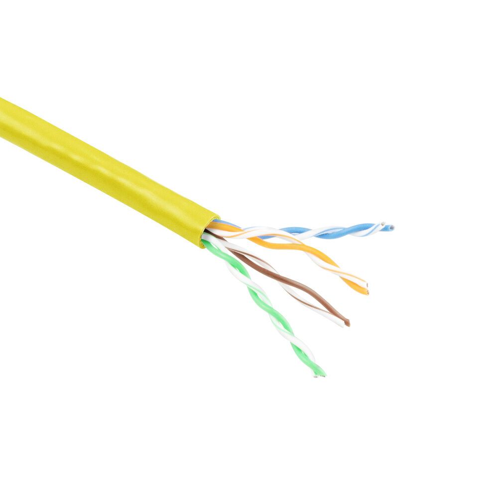Un câble réseau jaune avec des fils torsadés exposés. Les couleurs incluent le bleu, l'orange, le vert, le marron et le blanc, sur fond blanc.