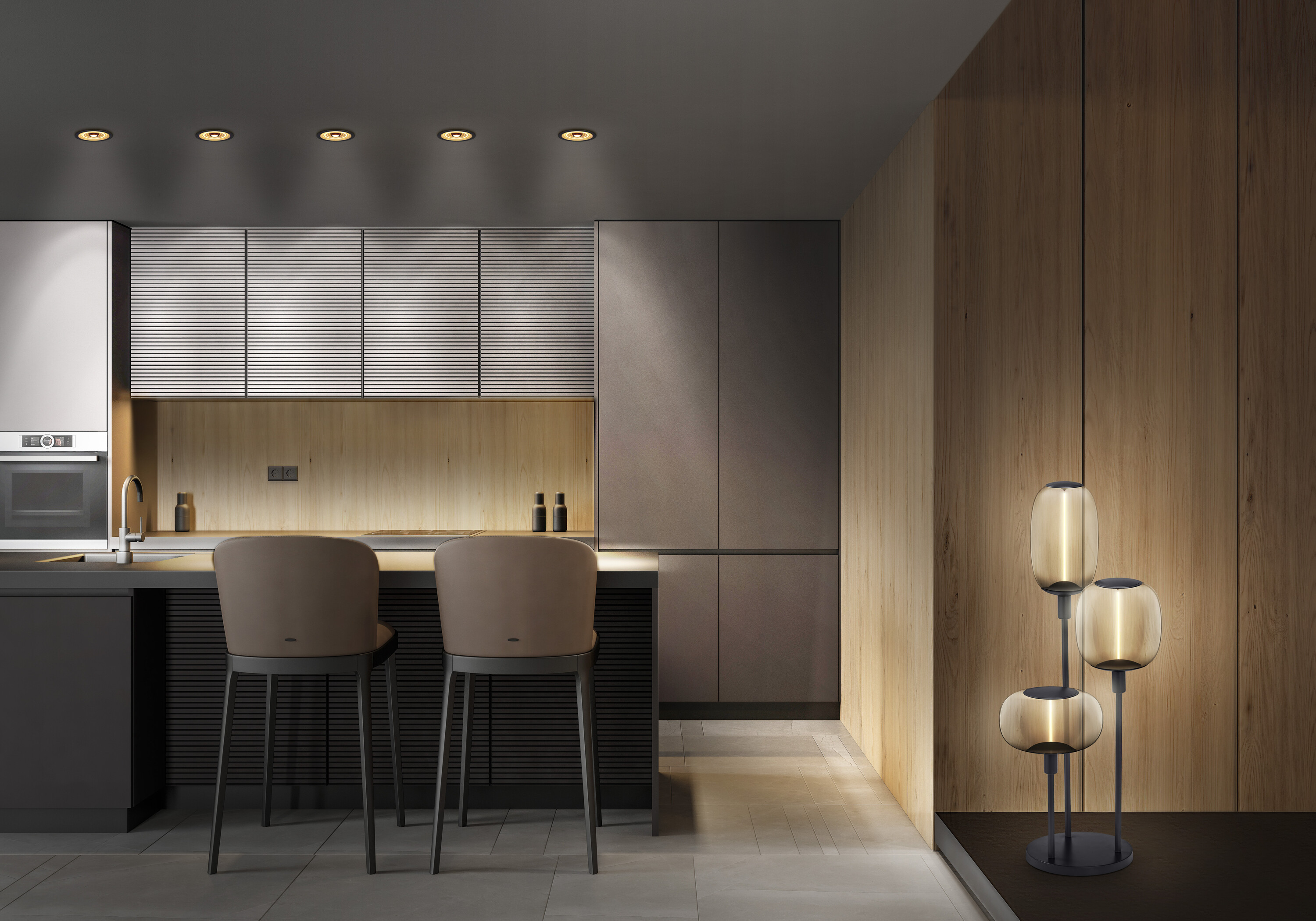 Moderne Küche mit Insel, Barhockern und einer einzigartigen Lampe. Holzakzente und Einbauleuchten schaffen ein warmes Ambiente.