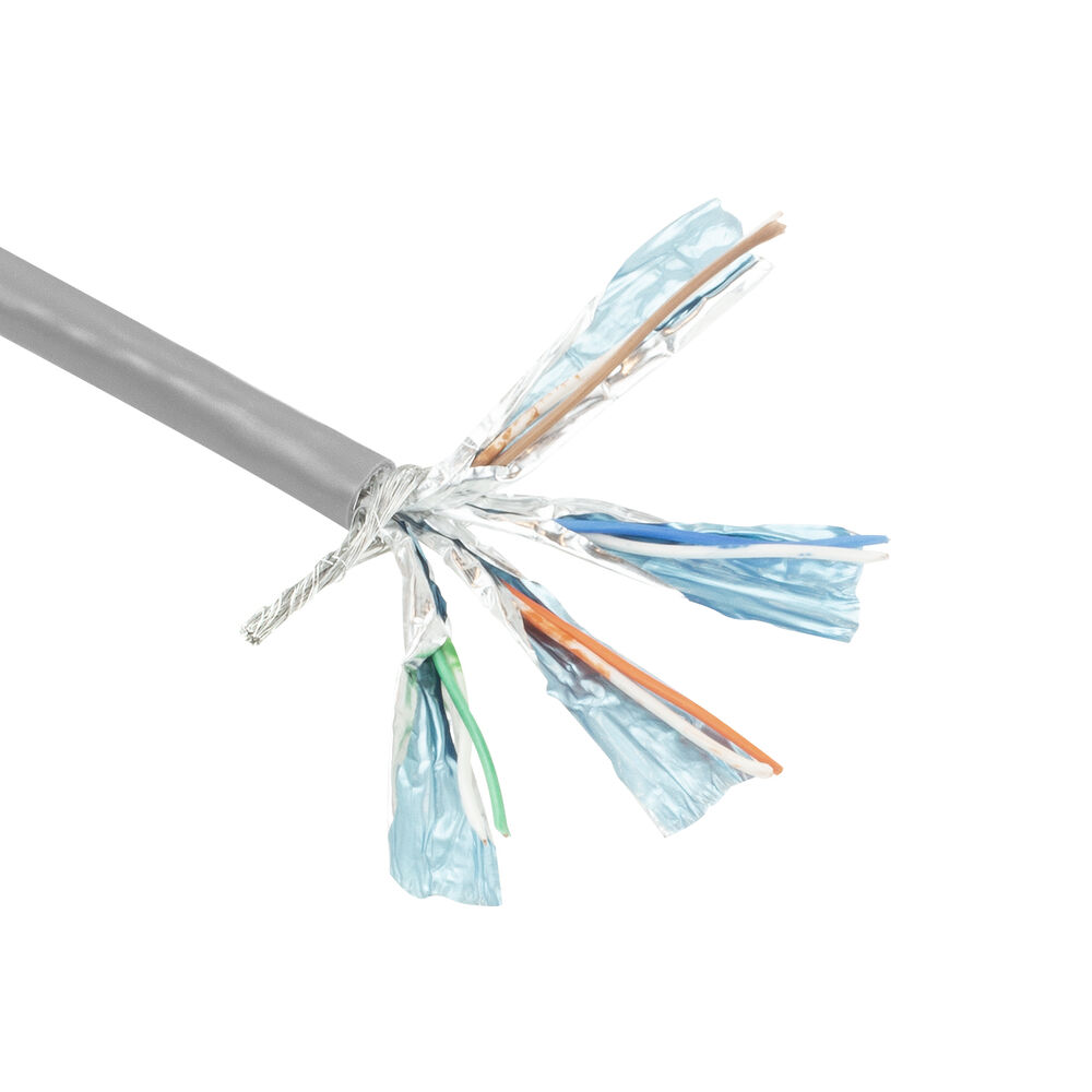Een grijze kabel met blootliggende draden in verschillende kleuren tegen een witte achtergrond. Draden zijn onder meer blauw, oranje, groen en wit.