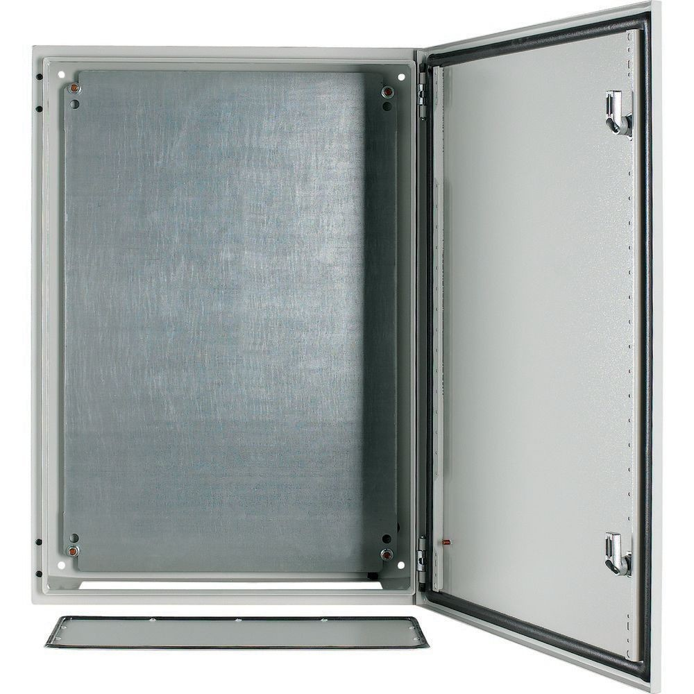 Armadio metallico aperto con anta socchiusa. L'interno mostra un pannello metallico. L'anta aperta rivela un interno bianco con un chiavistello.