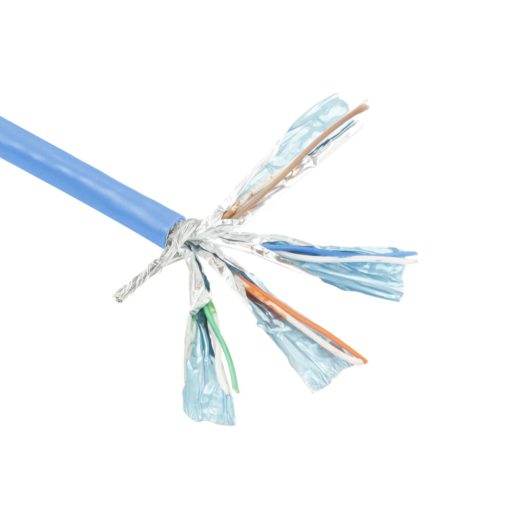 Un cavo di rete blu è tagliato per rivelare i fili colorati all'interno. I fili includono blu, arancione, verde e marrone, con involucro di alluminio.